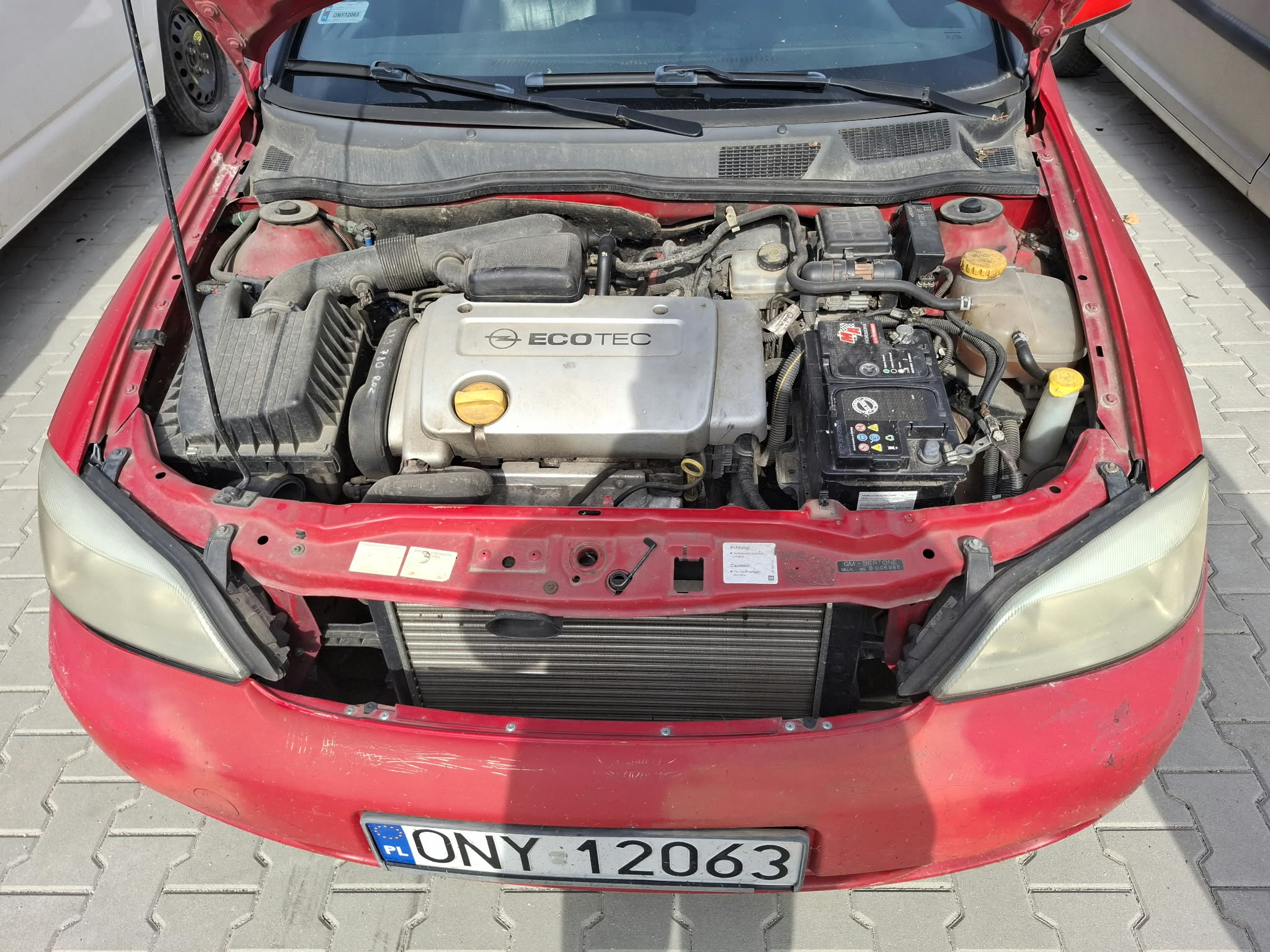 Widok komory silnika samochodu Opel Astra Cabrio.