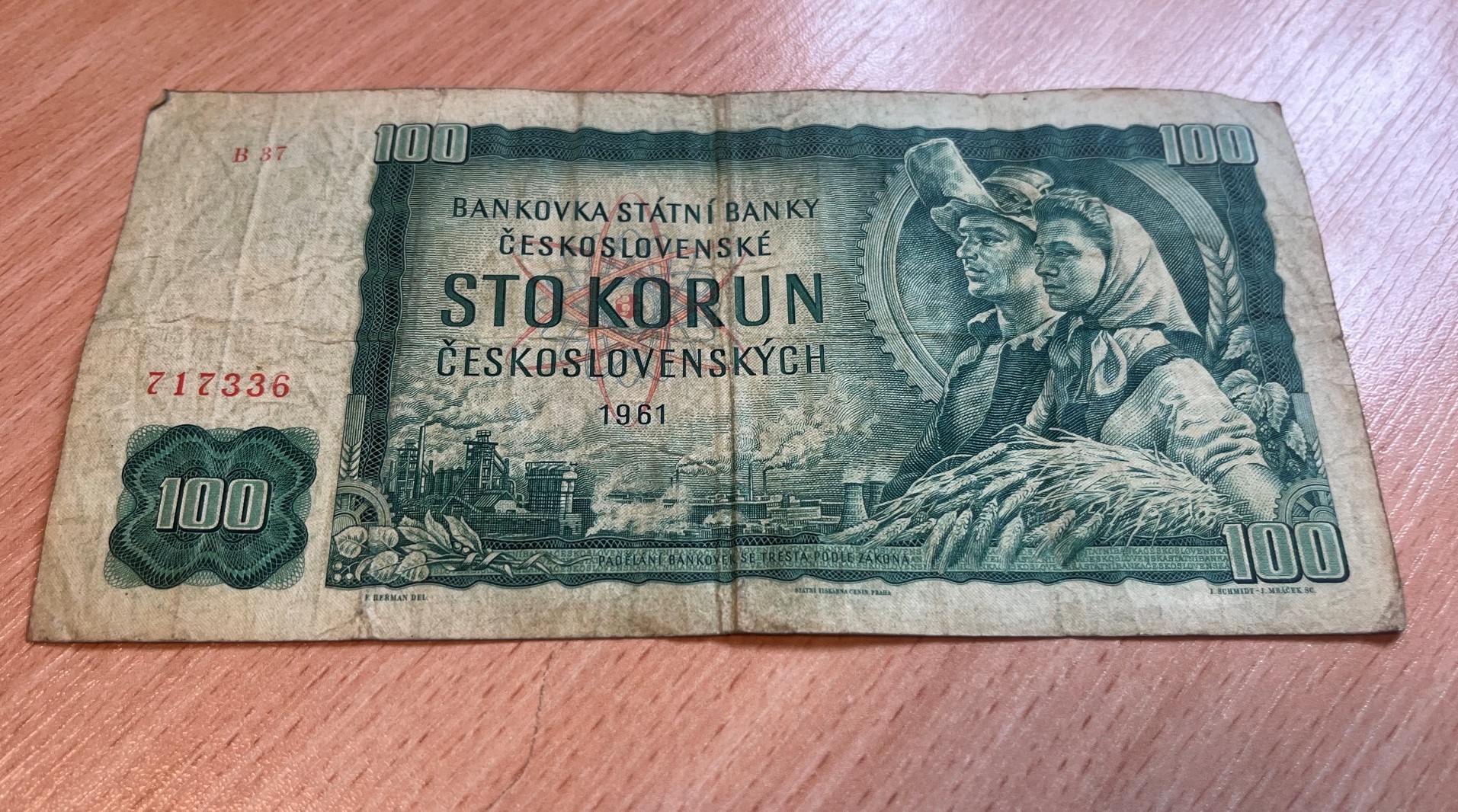 Awers historycznego banknotu o nominale 100 koron czechosłowackich z 1961 roku.