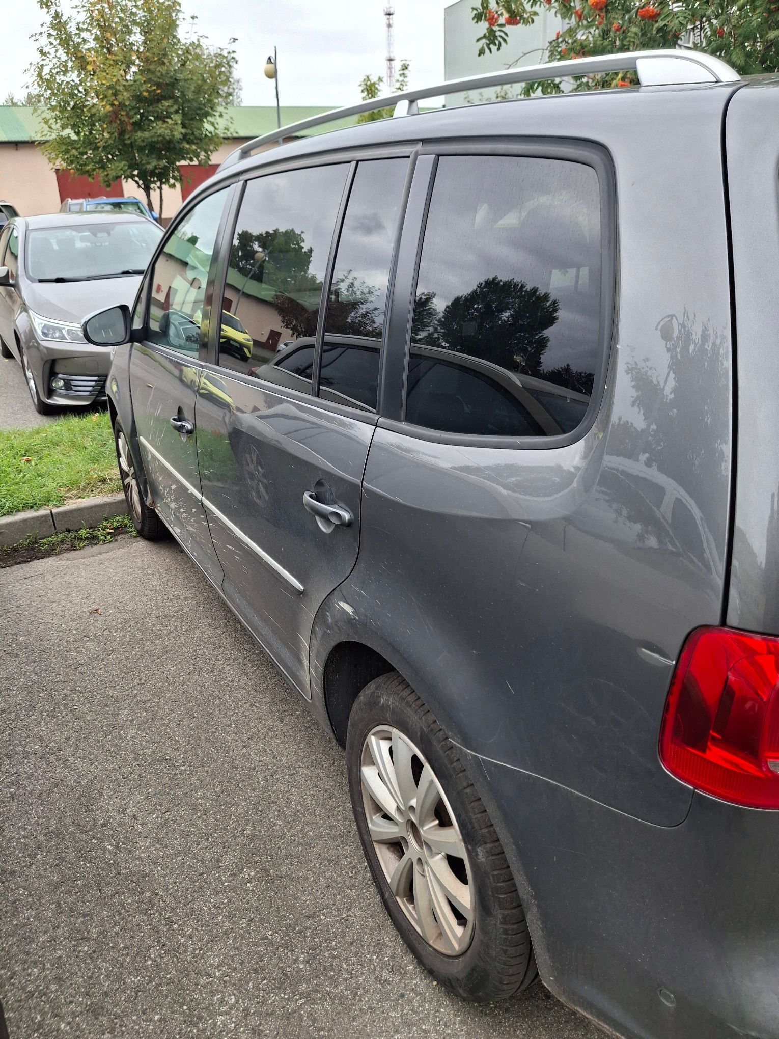 Volkswagen Touran 2011 - zdjęcie 2