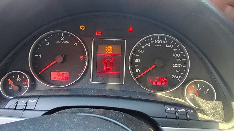 Wyświetlacz cyfrowy samochodu pokazujący przebieg 405644 km.