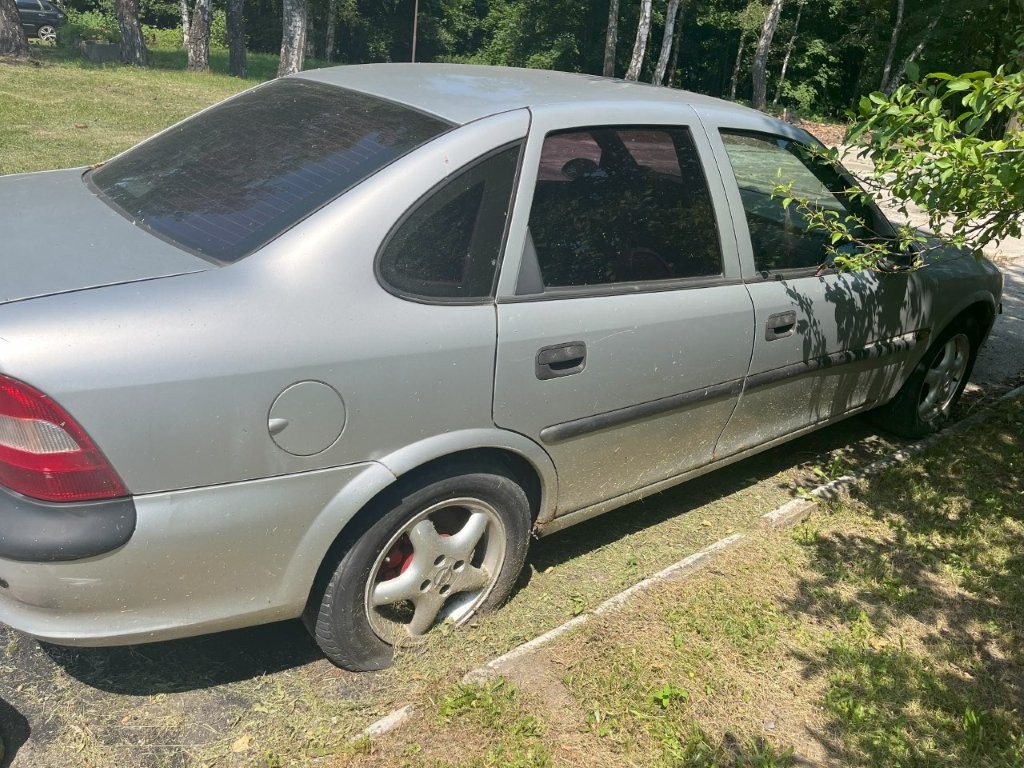 Prawy bok pojazdu z licznymi drobnymi zarysowaniami i oznakami korozji na progach i nadkolu.