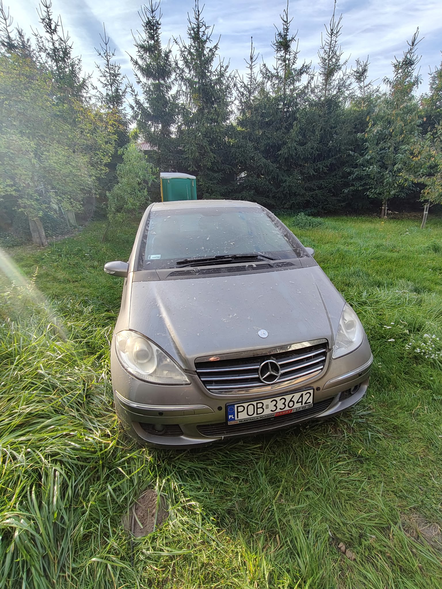 harakterystyczny grill z dużym emblematem Mercedesa oraz przednie reflektory o zaokrąglonym kształcie