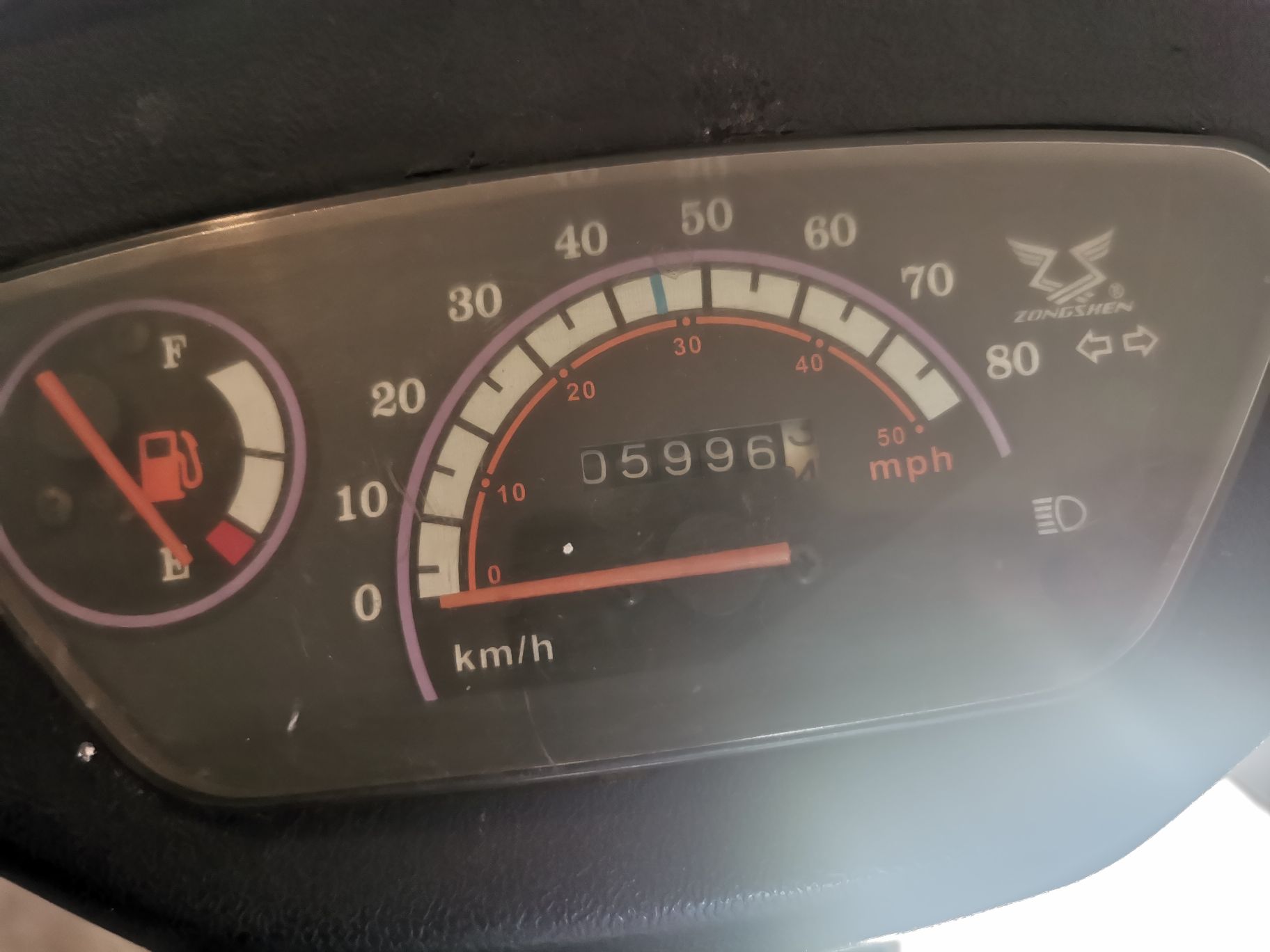 Licznik z przebiegiem 5996 km.