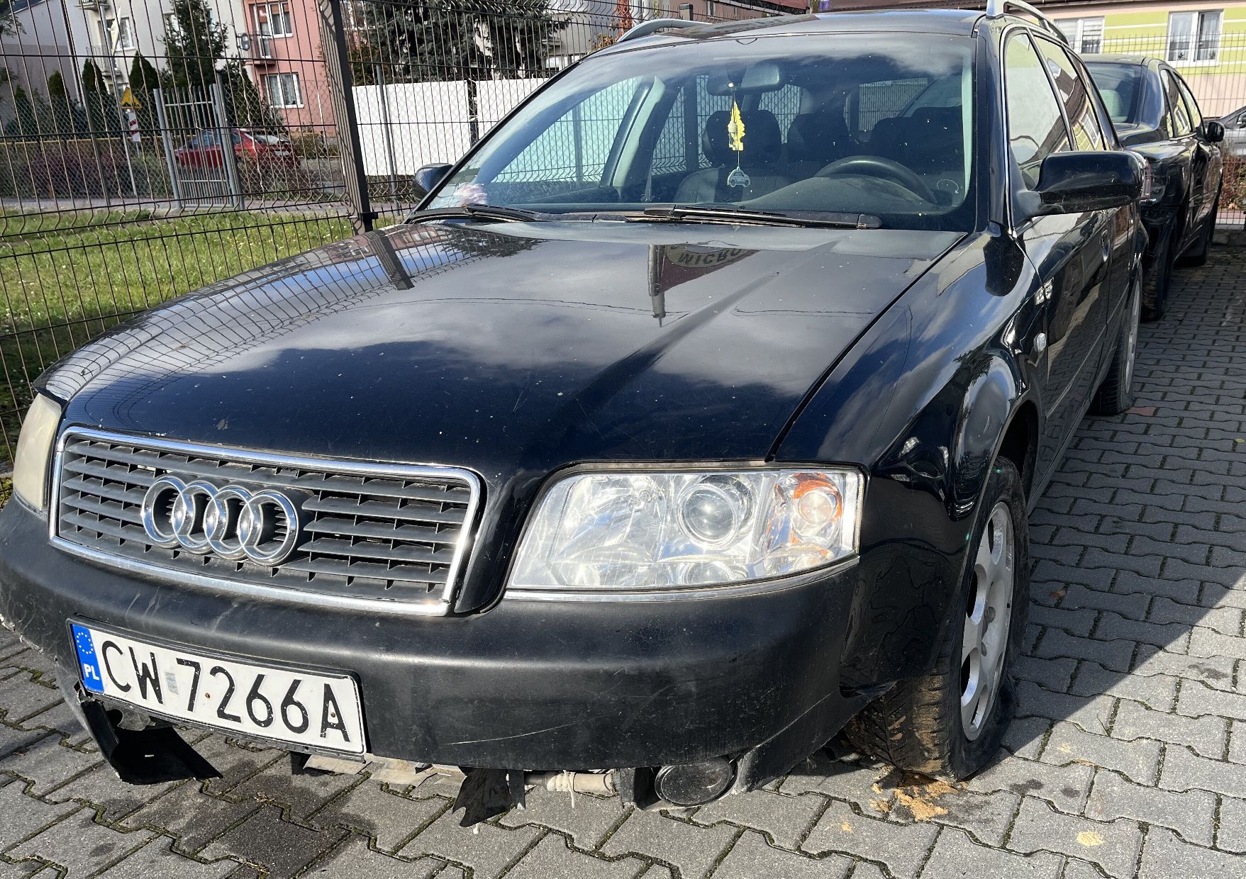 Uszkodzony przedni zderzak z ubytkami elementów.