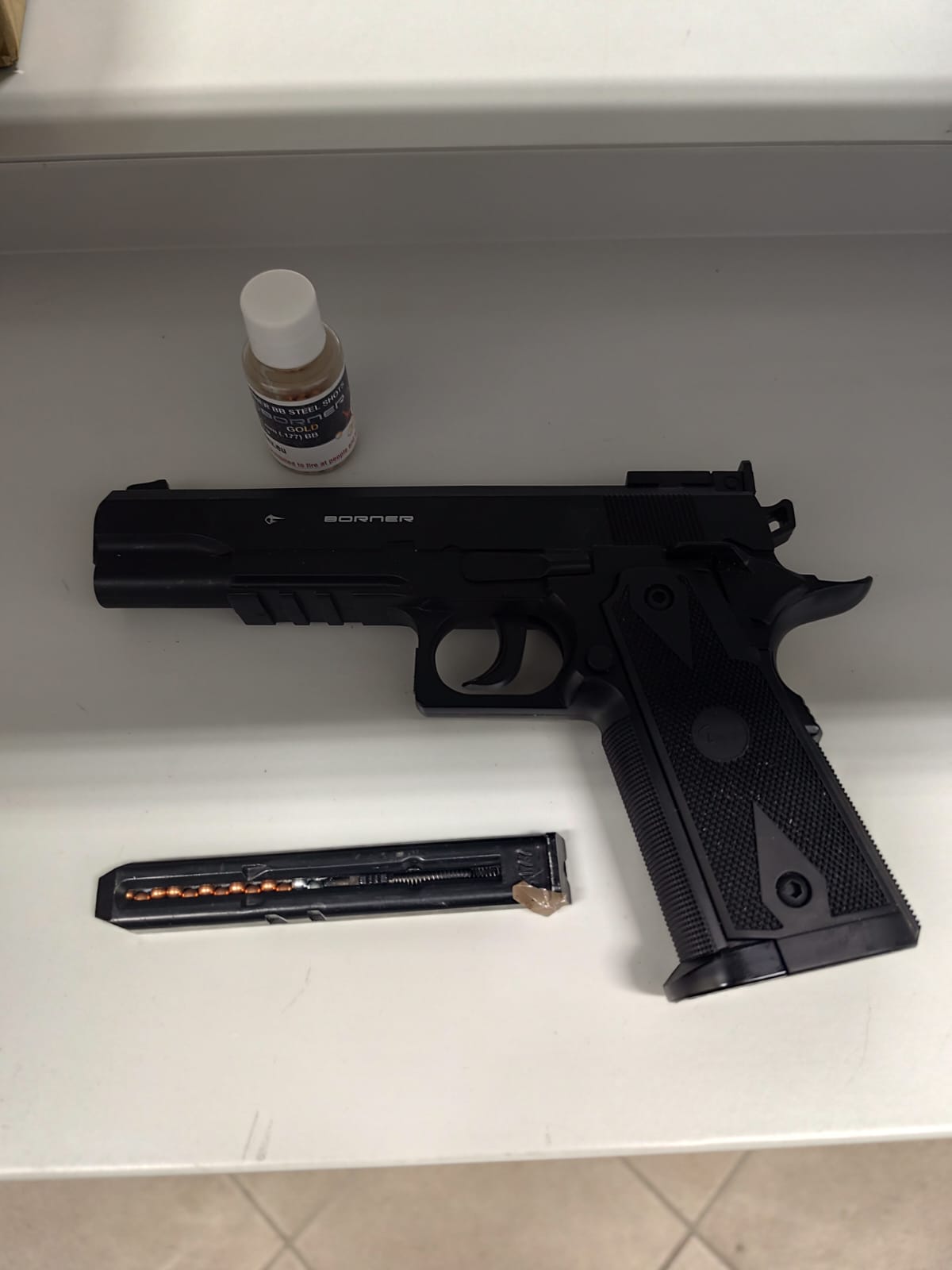 Czarny pistolet wiatrówka BORNER POWER WIN 304 stylizowana na model Colt 1911, magazynek, mała buteleczka z metalowymi kulkami