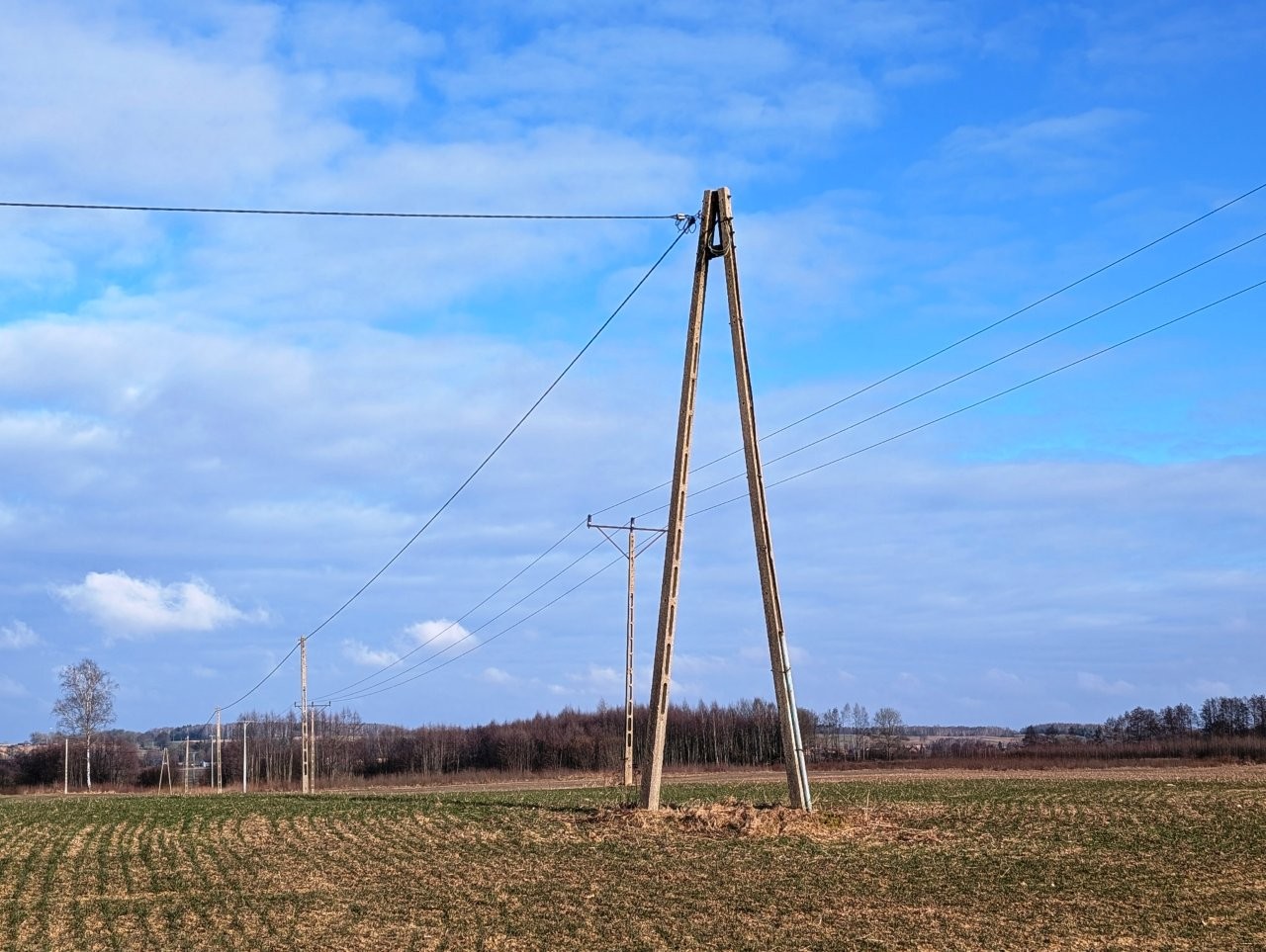 niezabudowana działka nr 241/4 - słupy i napowietrzne linie elektroenergetyczne