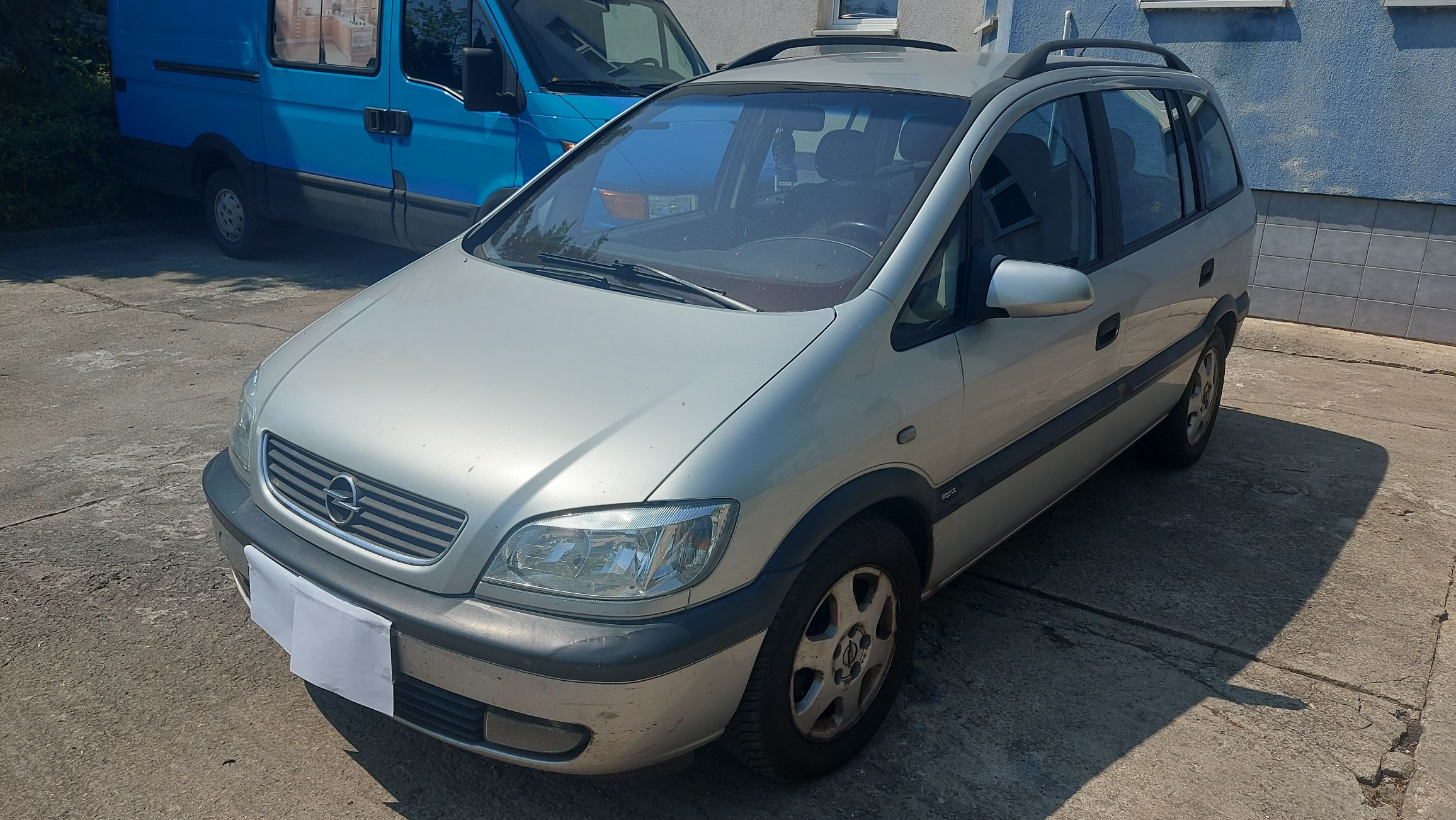 5 drzwiowy Opel Zafira A. Widok przodu i lewego boku z czarnymi listwami