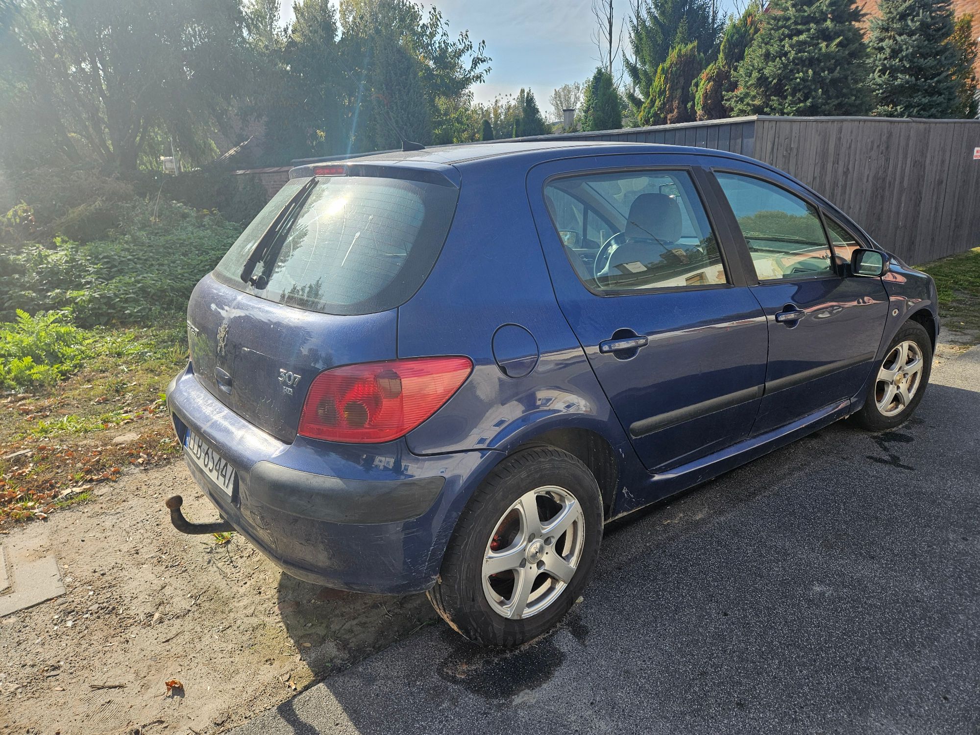 niebieski Peugeot 307, widok na tył oraz prawy bok pojazdu