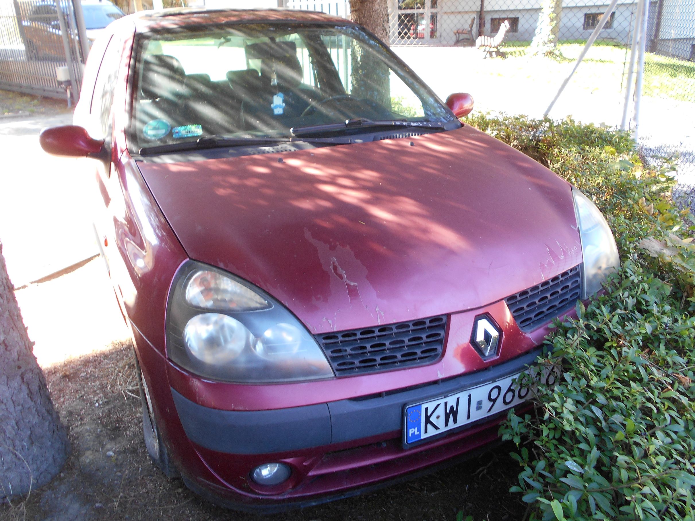 Czerwony samochód Renault .