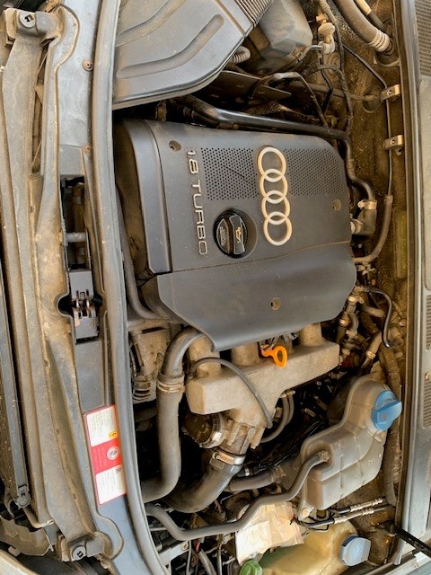 Zdjęcie przedstawia komorę silnika samochodu marki Audi z jednostką napędową 1.8 Turbo (1.8T).