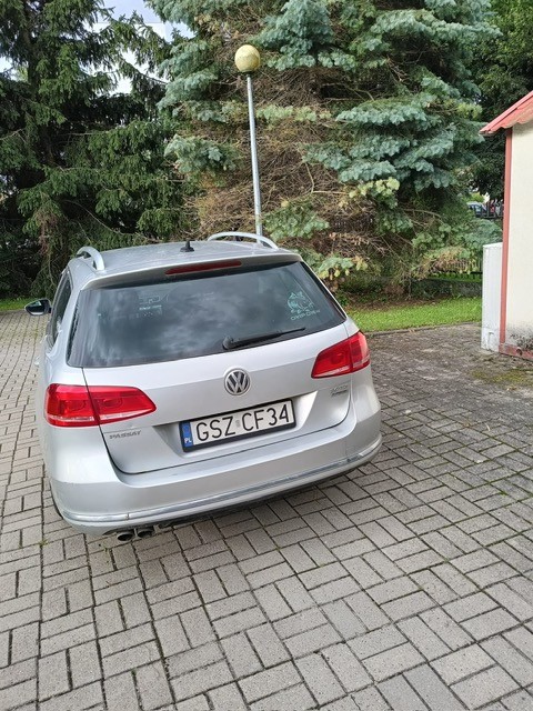 tył pojazdu vw passat kombi koloru srebrnego nr rej . GSZ CF34