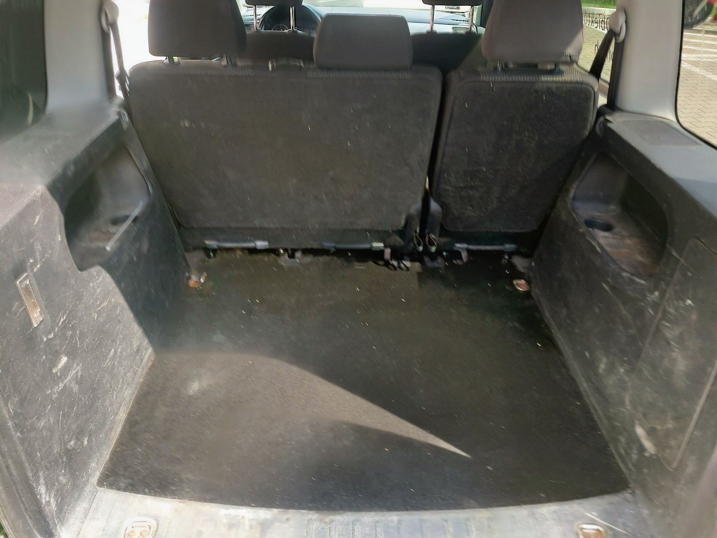 Volkswagen Caddy - wnętrze przestrzeni bagażowej