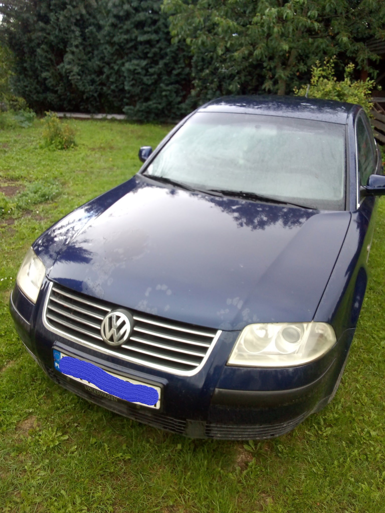 Granatowy samochód Volkswagen Passat widziany z przodu