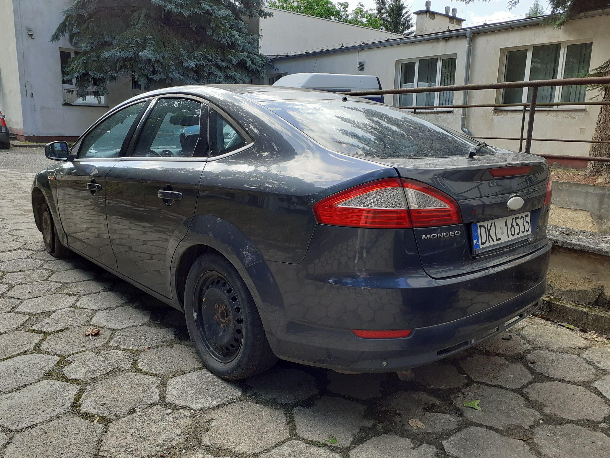 Lewy bok auta Ford Mondeo.