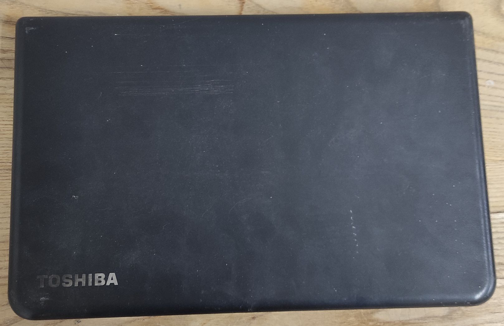 Klapa przednia laptopa Toshiba Satellite koloru czarnego.