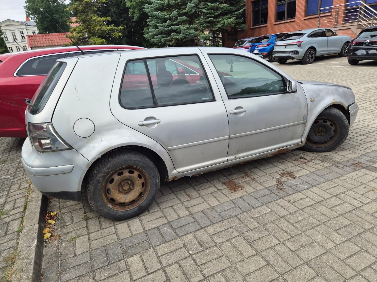 Widok prawego boku pojazdu.
