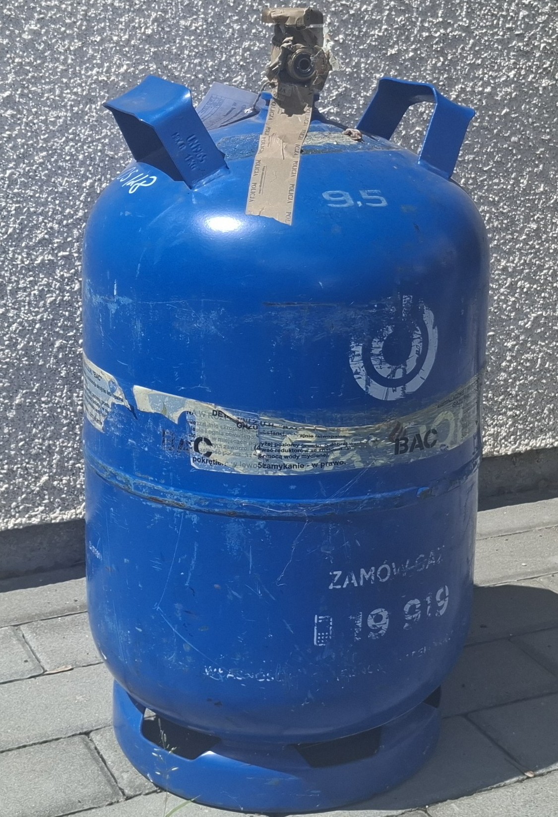 niebieska butla gazowa z uchwytami o wadze 11 kg na gaz propan-butan Zdjęcie przedmiotu. Szczegółowe dane dostępne w opisie.