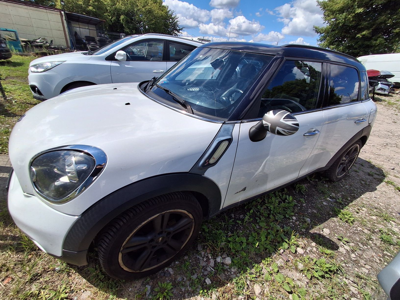 mini countryman widoczna lewa strona auta, nadwozie biało czarne