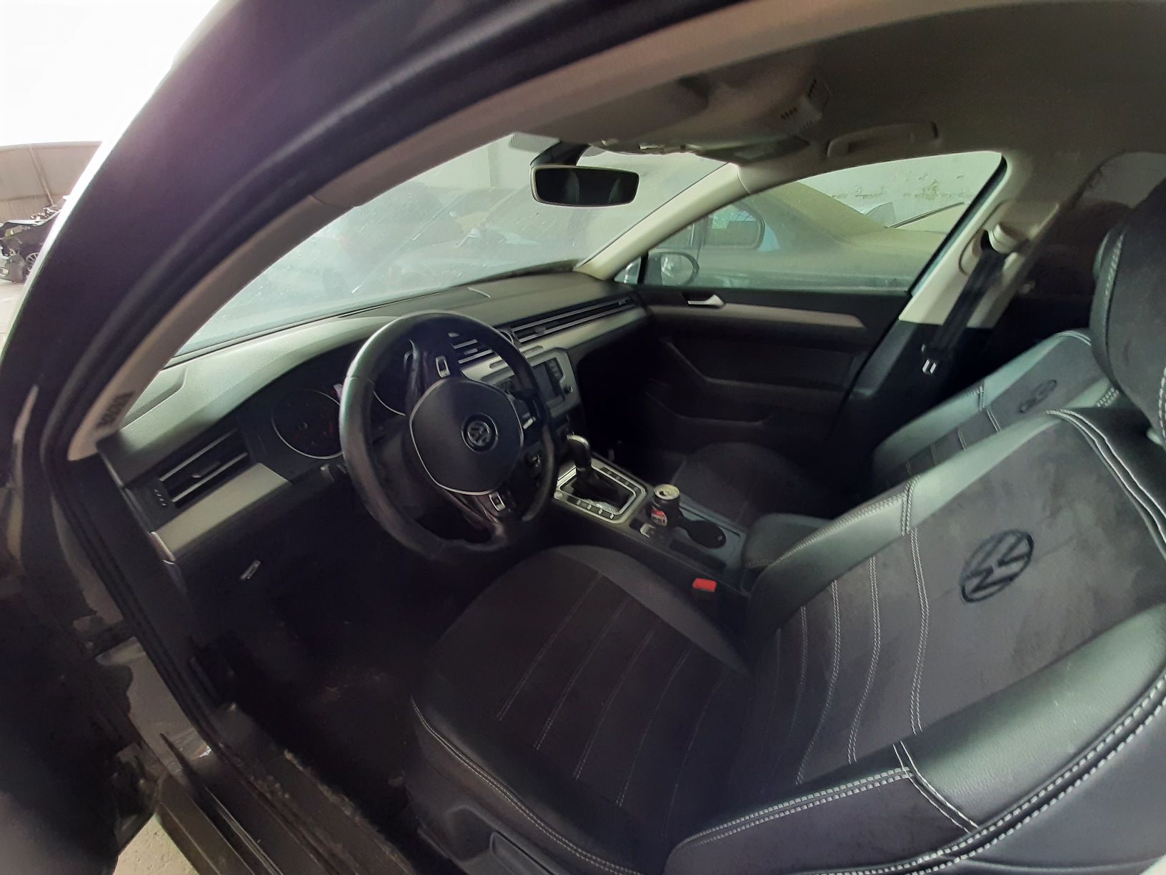 Wnętrze pojazdu Volkswagen Passat.
