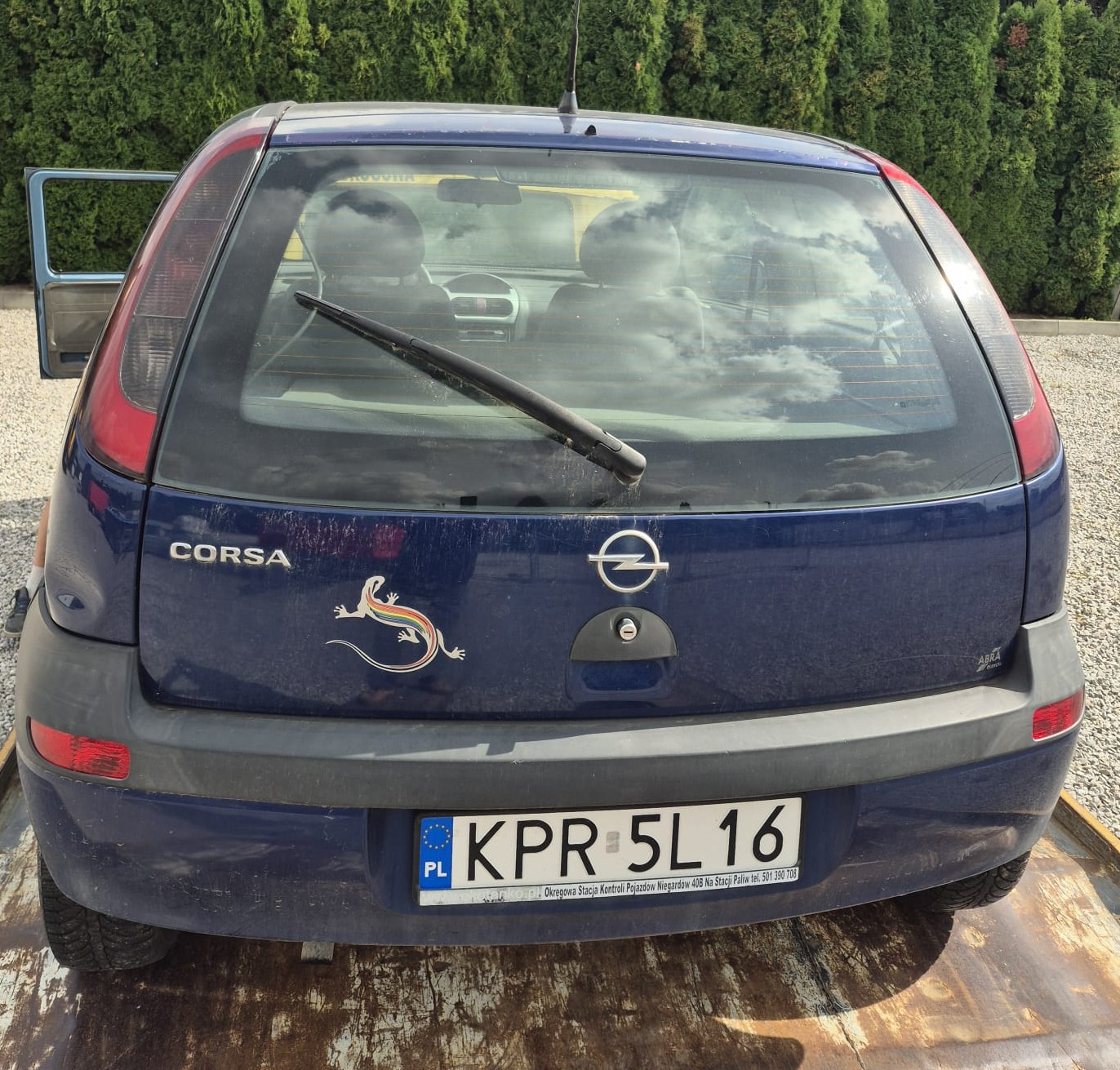 Tył granatowego pojazdu OPEL CORSA C. Wgniecenie karoserii z lewej strony.