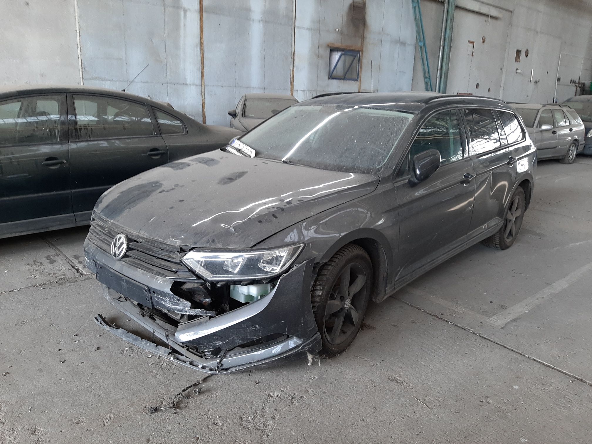 Przód i lewy bok pojazdu Volkswagen Passat.