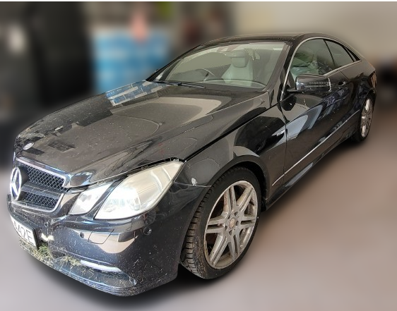 samochód Mercedes-Benz, koloru czarnego, widok z boku