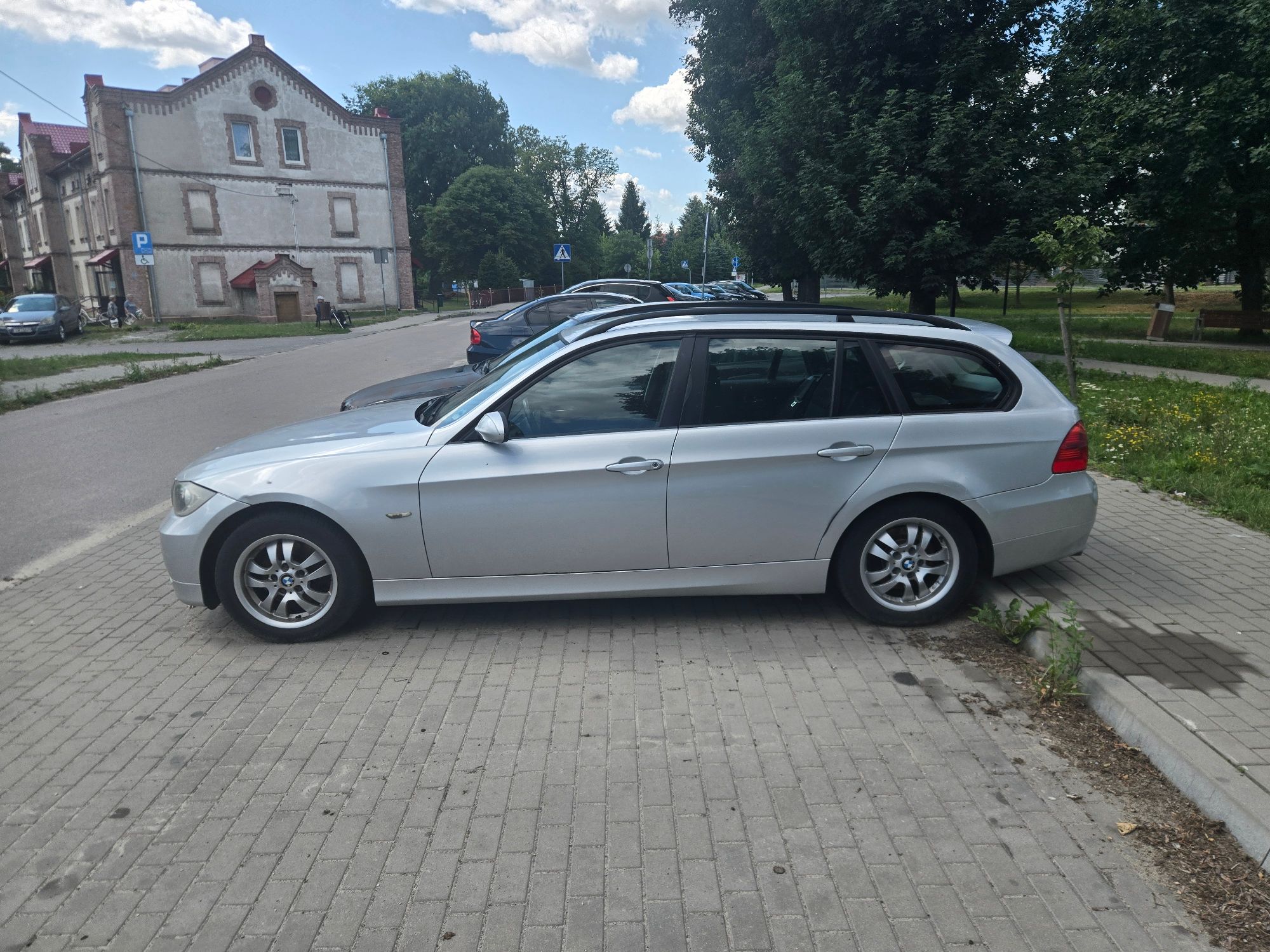 Zdjęcie lewego boku pojazdu.