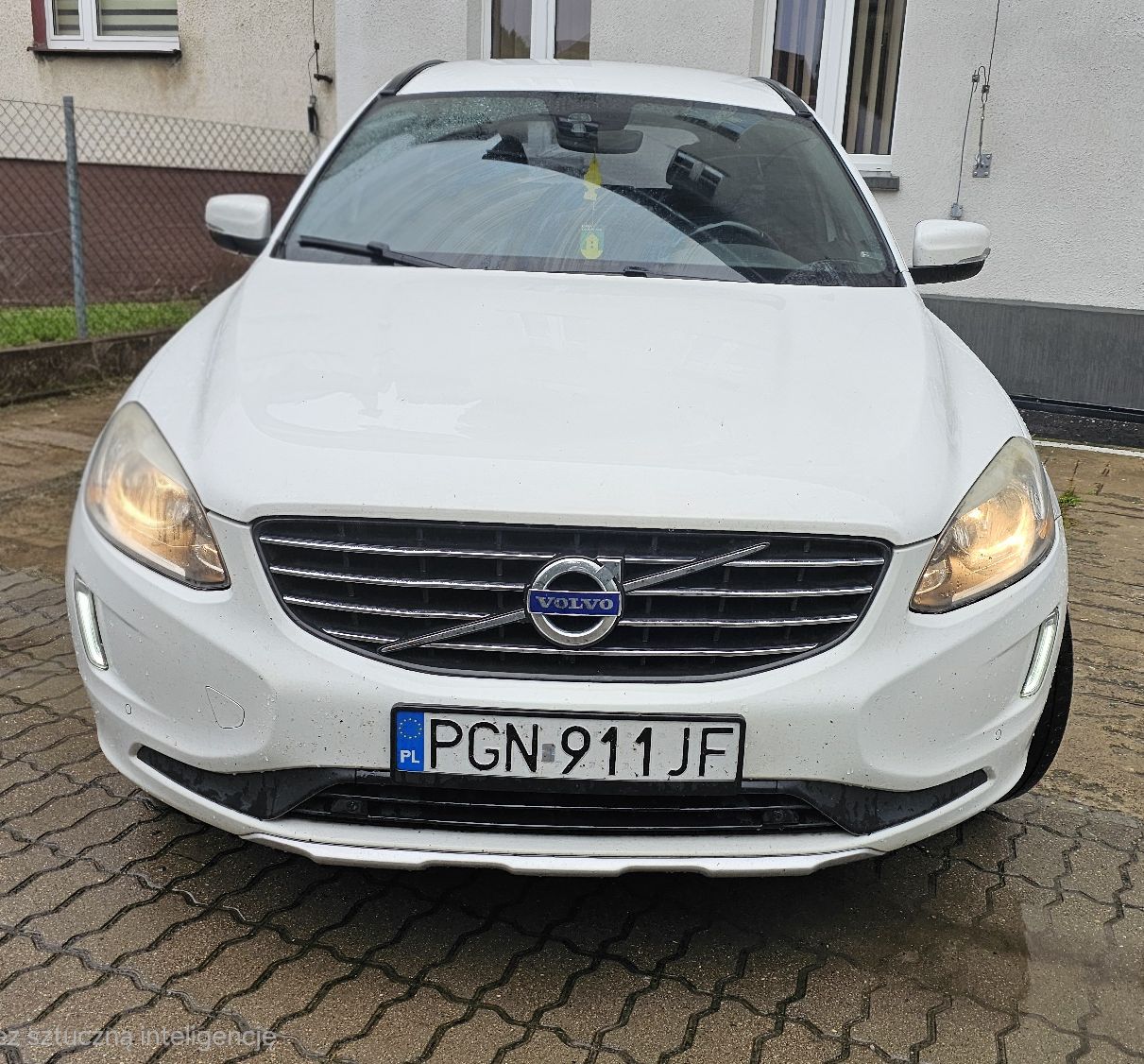 Volvo XC60. kolor biały, widok przodu auta