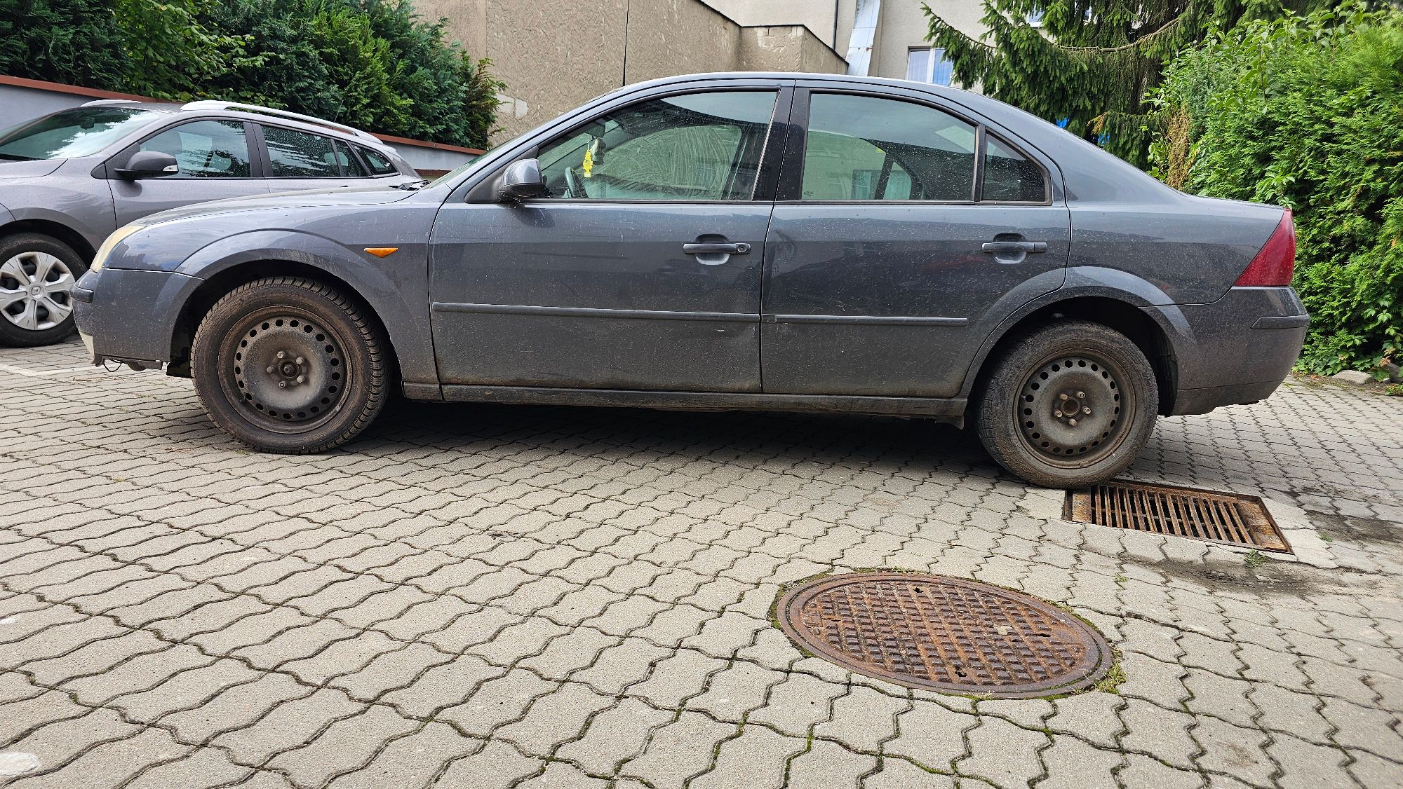 Ford Mondeo. widok lewa strona. Kolor grafitowy