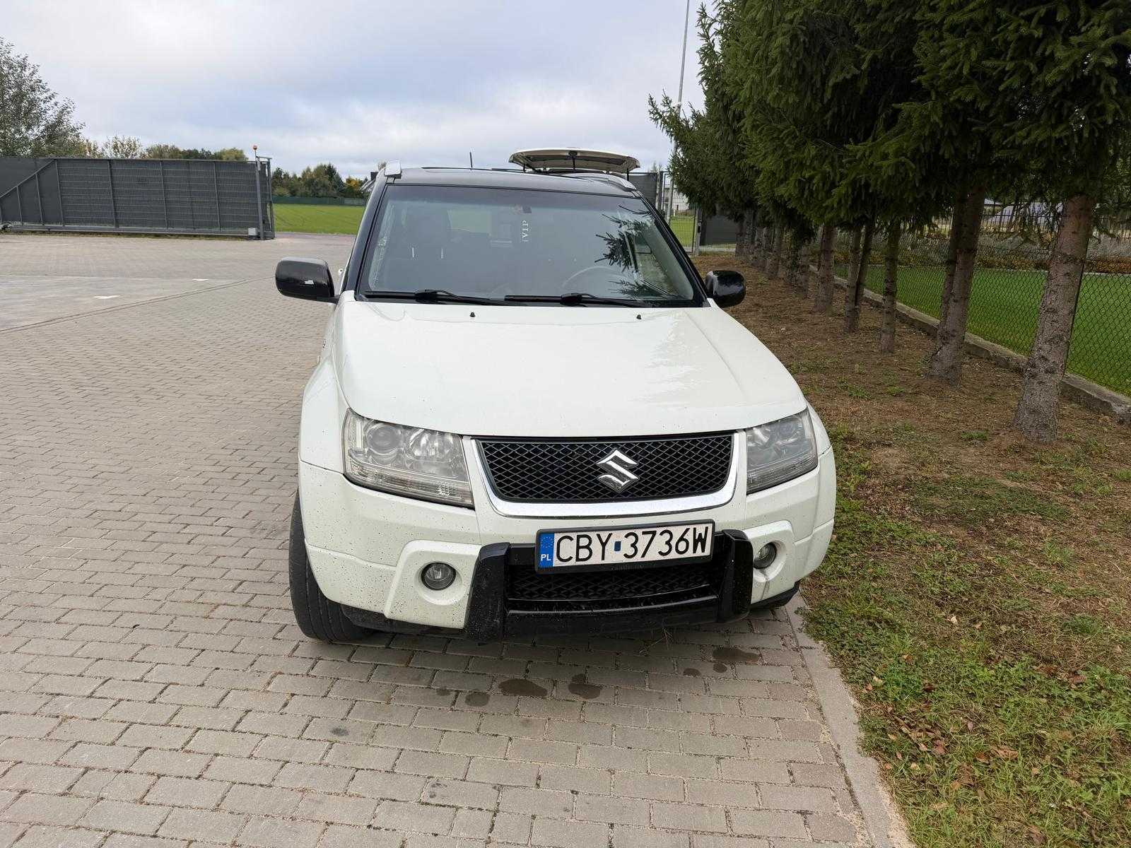 Przód pojazdu kolor nadwozia biały z czarnym dachem i lusterkami