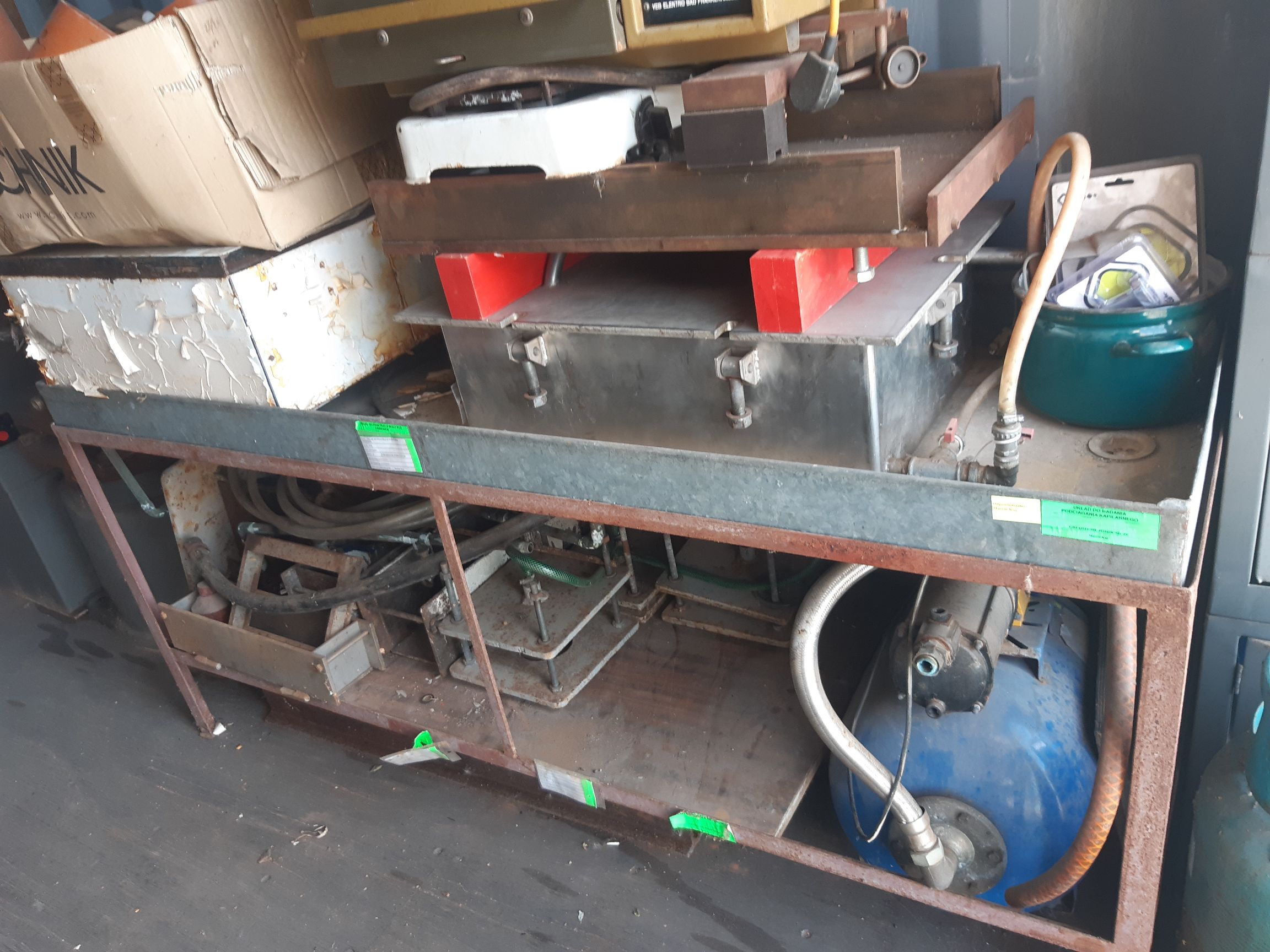 stół warsztatowy z różnorodnym wyposażeniem technicznym i hydraulicznym.