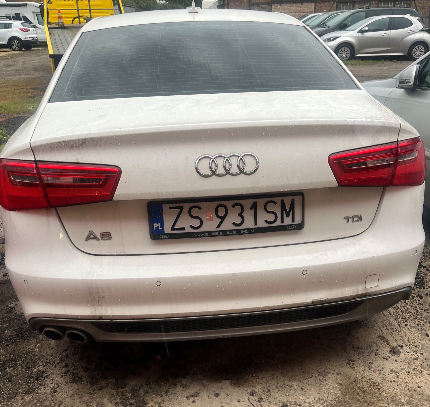 Tył białego Audi A6 C7.