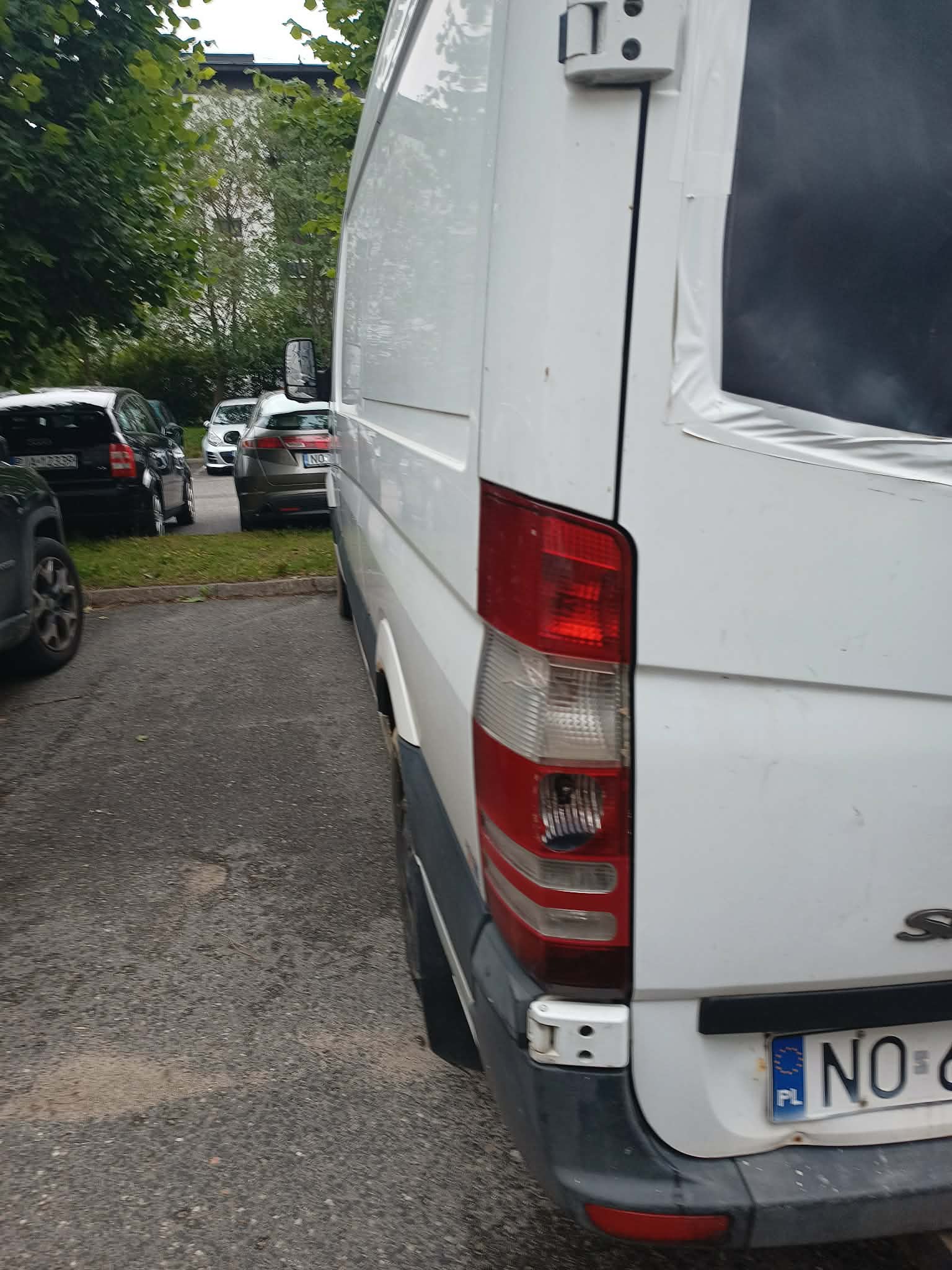 Na zdjęciu pokazane jest uszkodzenie tylnego lewego klosza lampy.