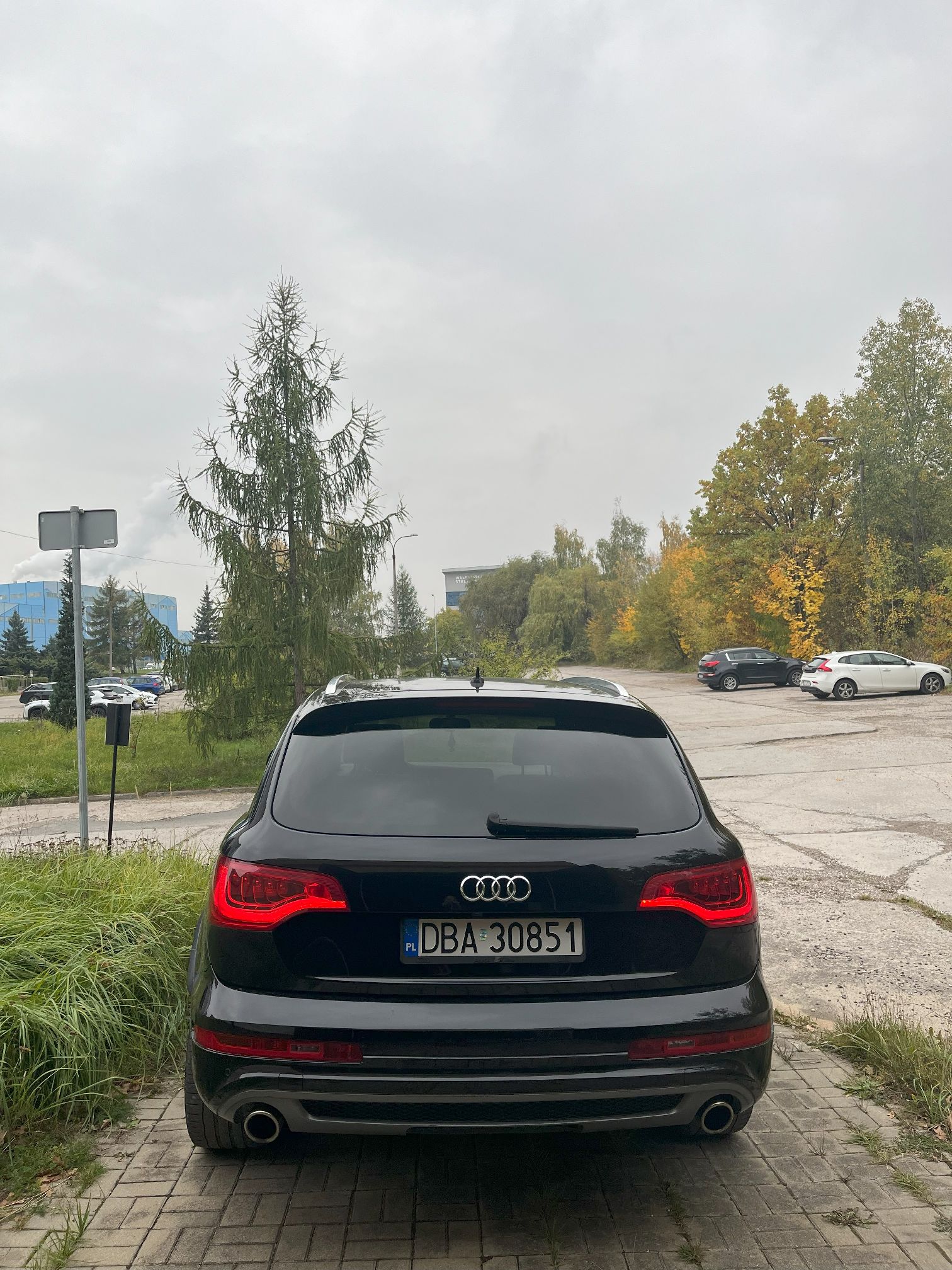 Tył pojazdu, widoczne reflektory tylnie i światła stopu.
