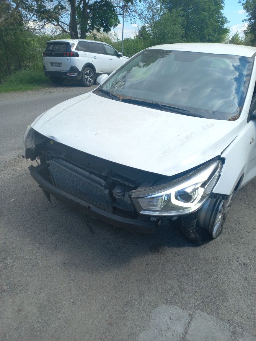widok przodu samochodu, maska niedomknięta, brak zderzaka