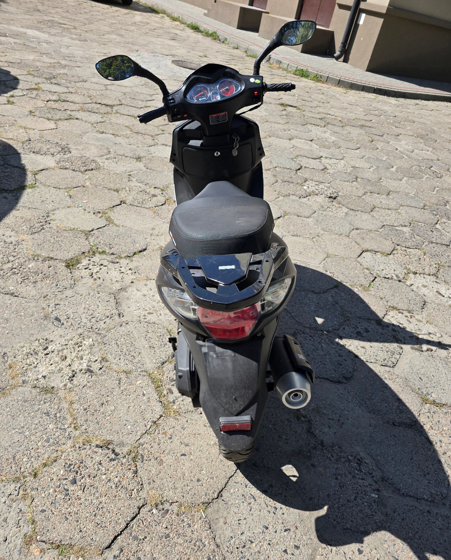 Widok motoroweru od tyłu
