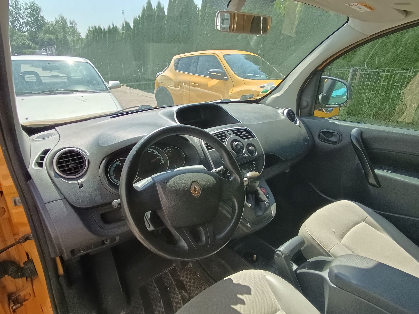 Wnętrze samochodu, tapicerka z widocznymi śladami użytkowania.