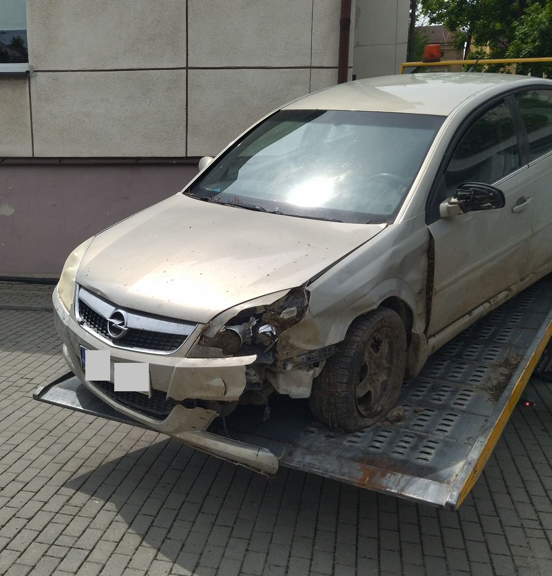 Samochód osobowy Opel Vectra widoczne uszkodzenia z lewej strony