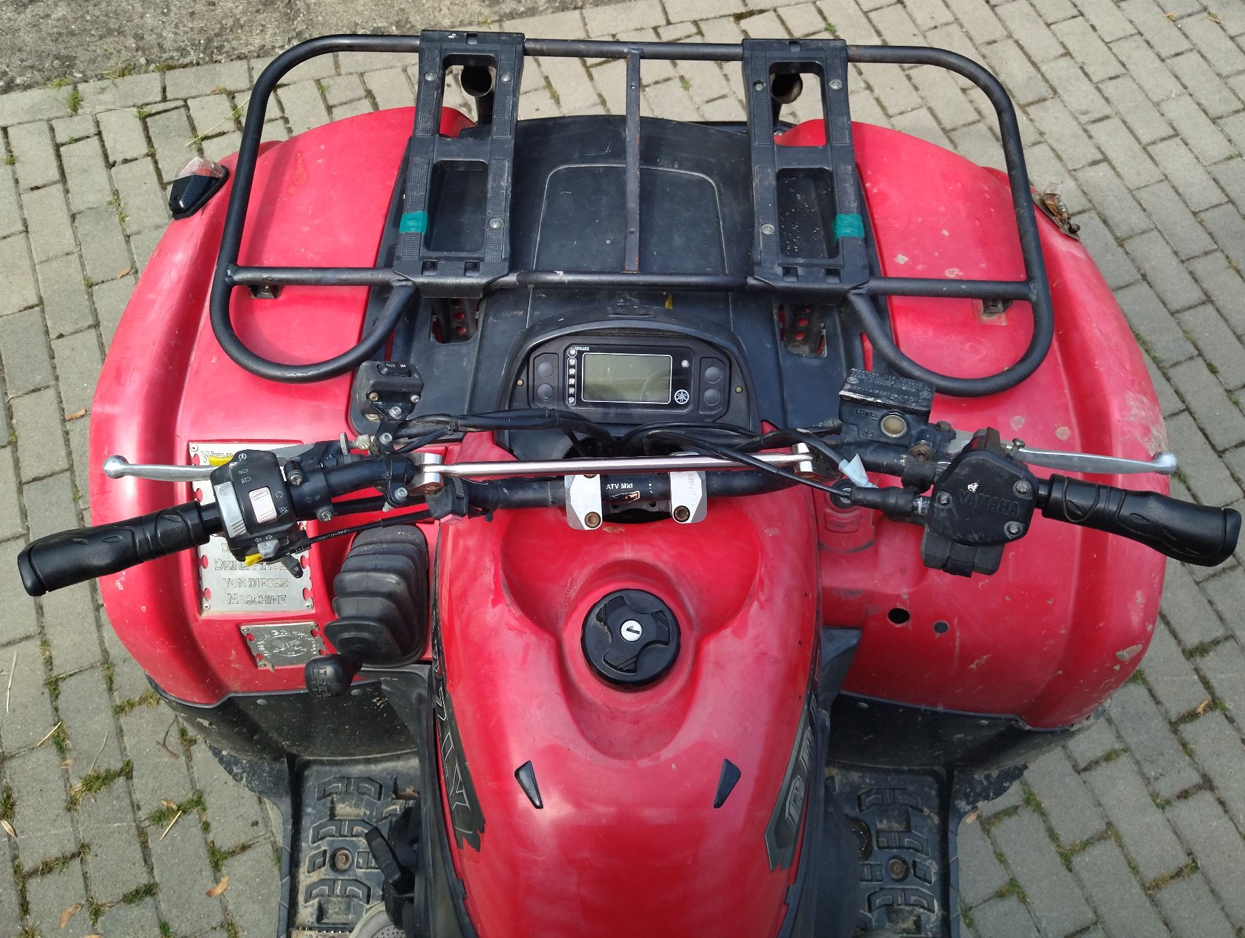 Quad Yamaha Grizlly w kolorze czerwonym widok kokpitu