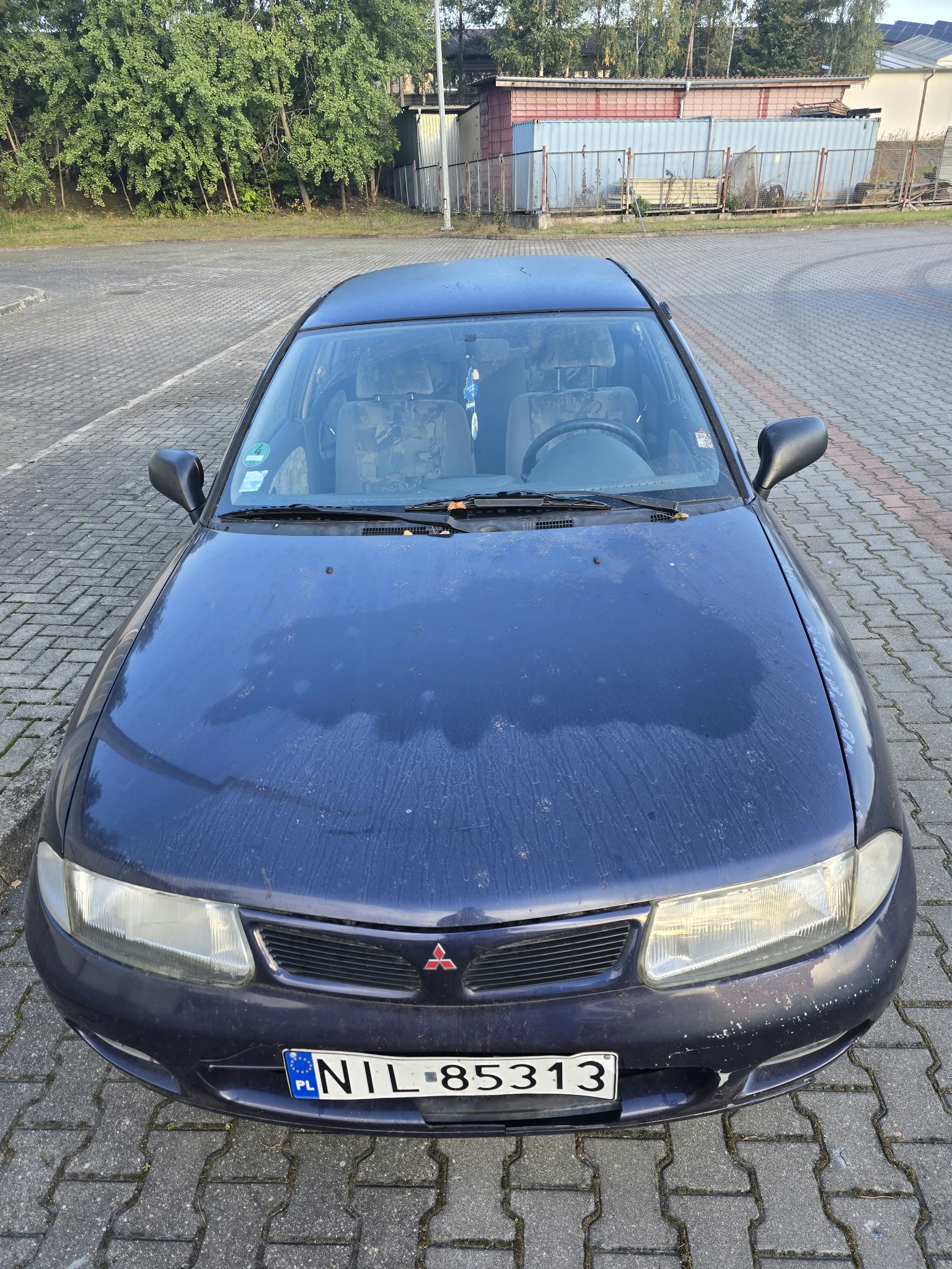 przód pojazdu, zderzak przedni z odpryskami lakieru