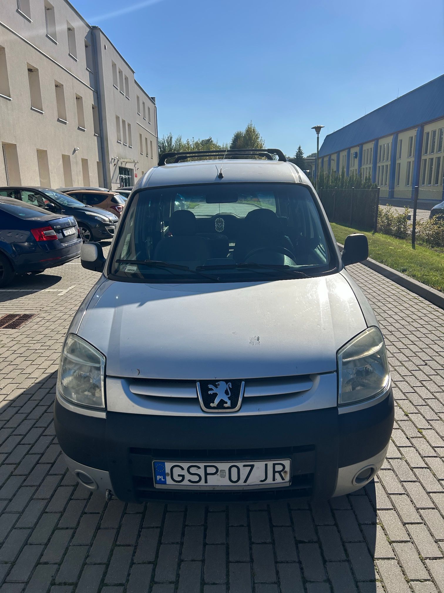 Przód pojazdu koloru srebrnego.