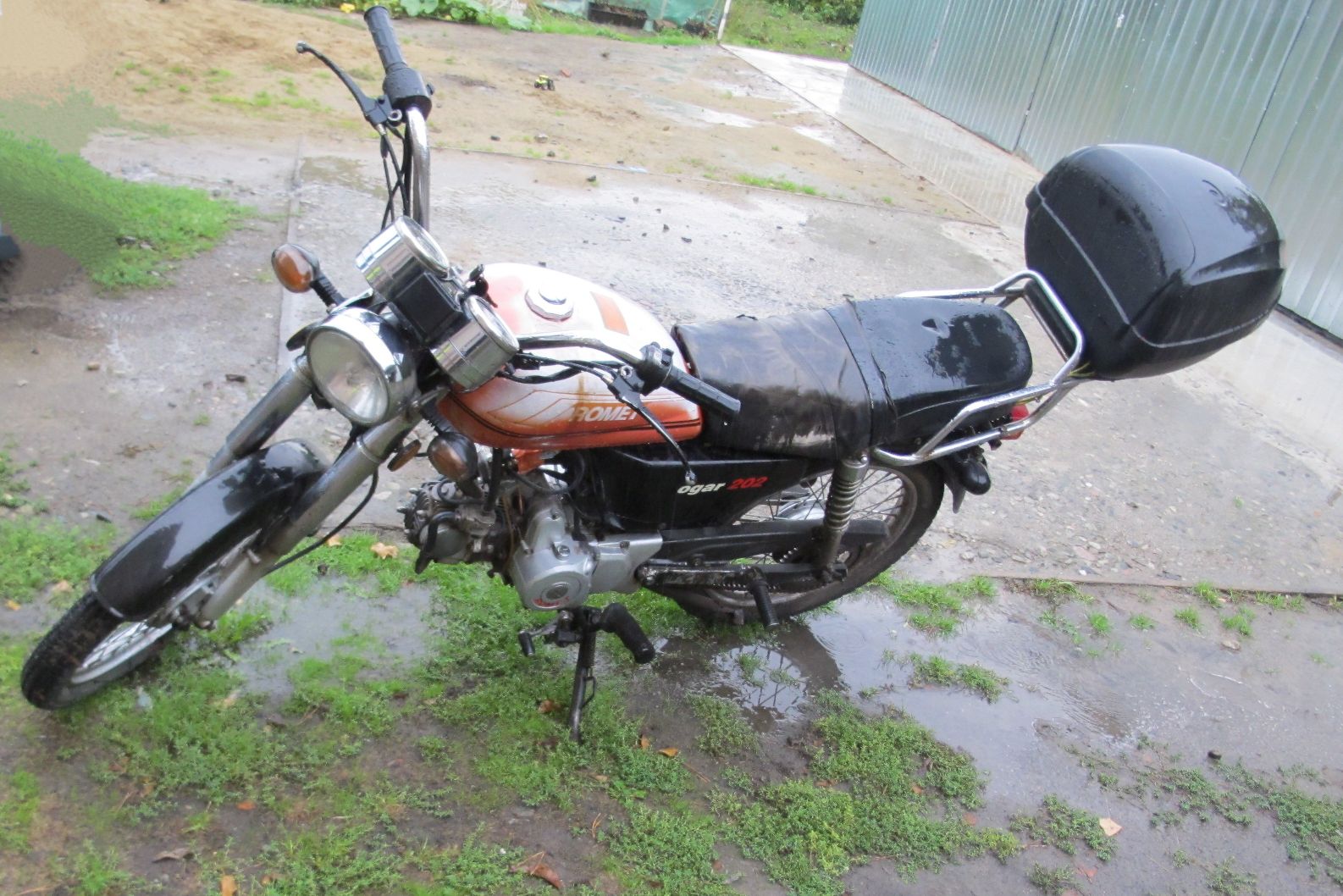 Lewy bok motoroweru Romet Ogar 202 stojącego na stopce. Widoczny silnik i ogólny stan nadwozia.