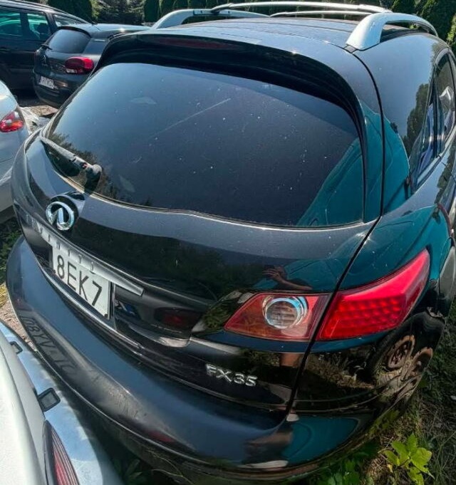 Pojazd marki Infiniti ustawiony tyłem, widoczna jest tylna szyba, drzwi bagażnika