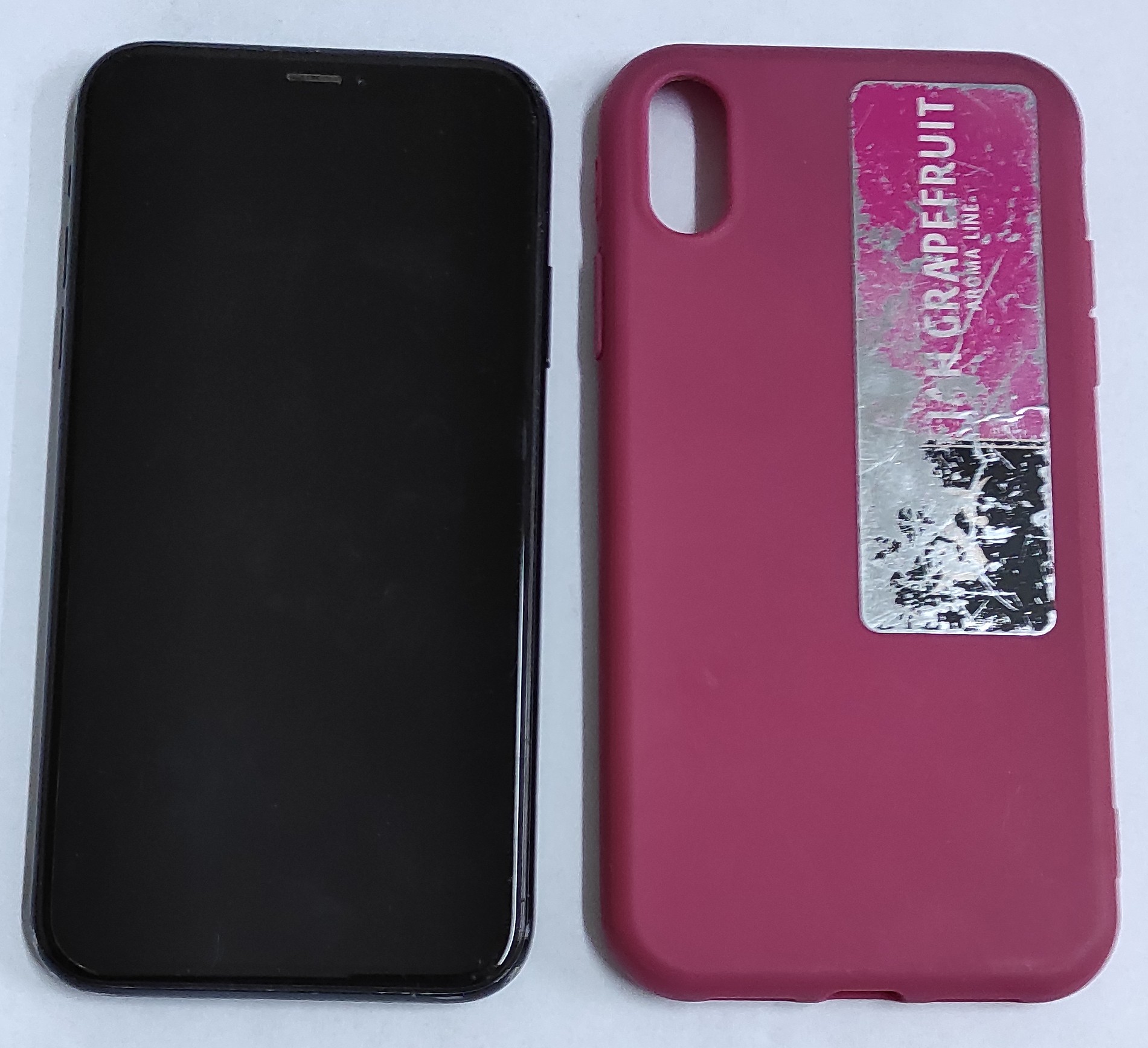 telefon iPhone XR z etui.