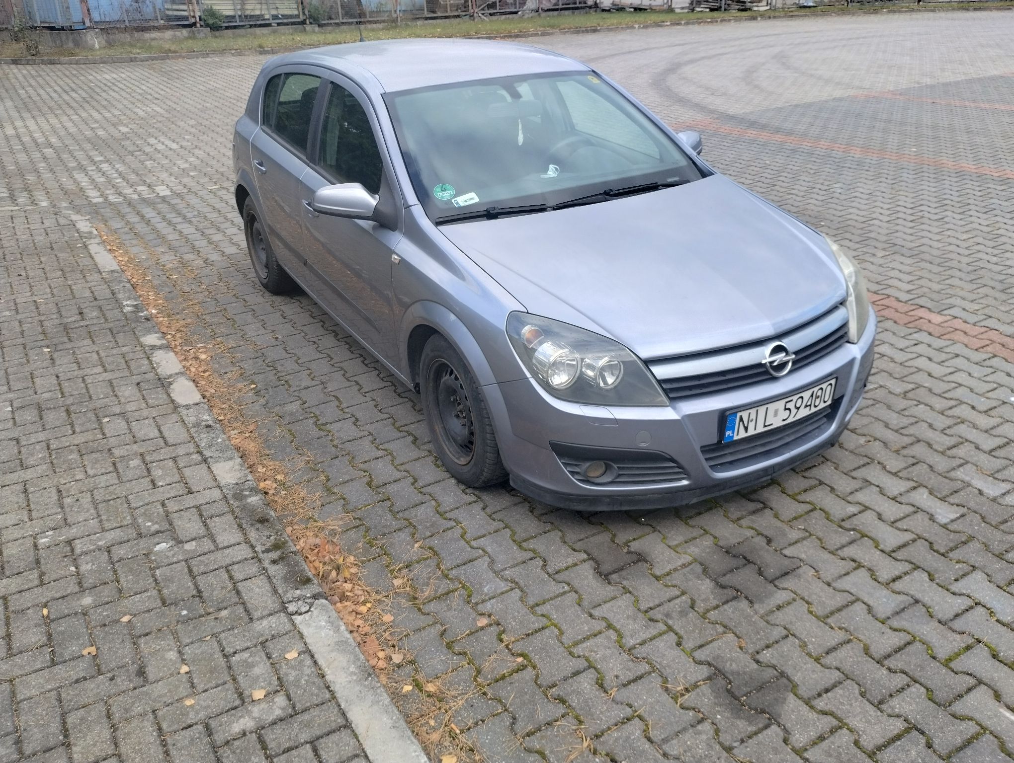 prawy profil pojazdu w kolorze srebrnym