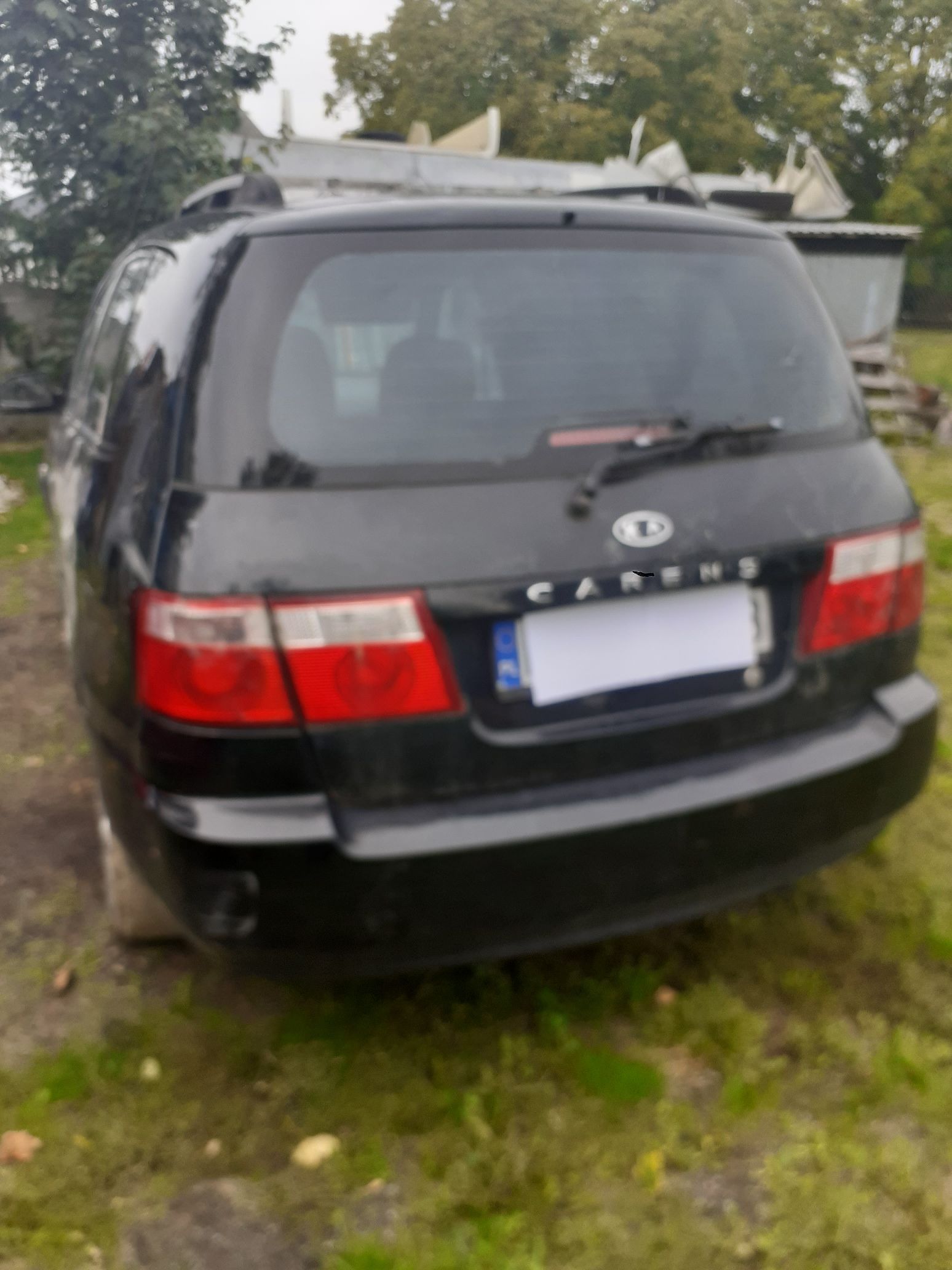 Samochód widziany z tyły z widocznymi pęknięciami tworzywa sztucznego zderzaka. 