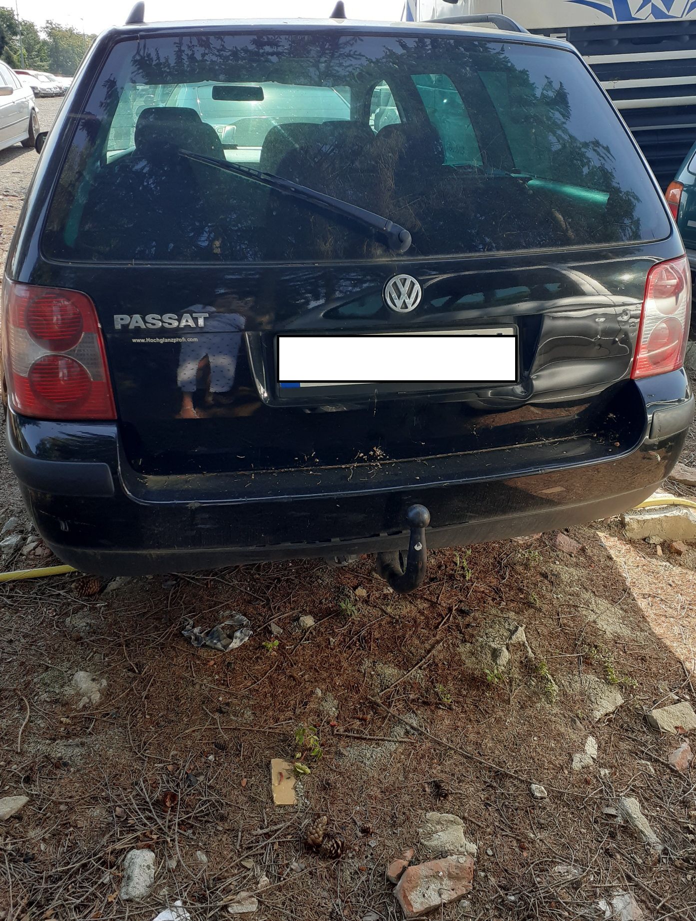 Czarny samochód osobowy marki Volkswagen Passat widziany z tyłu, wyposażony w hak
