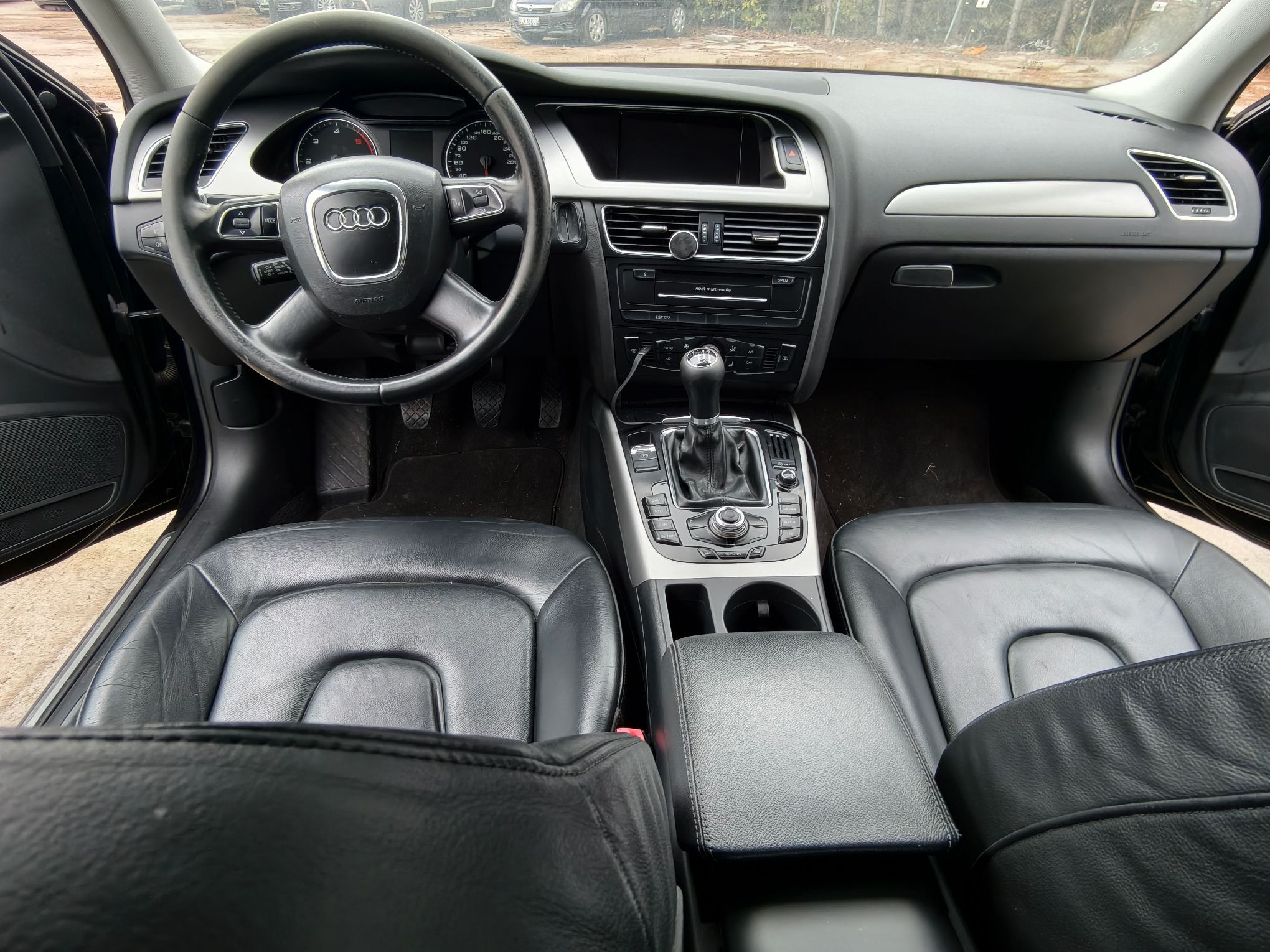 Audi A4 środek