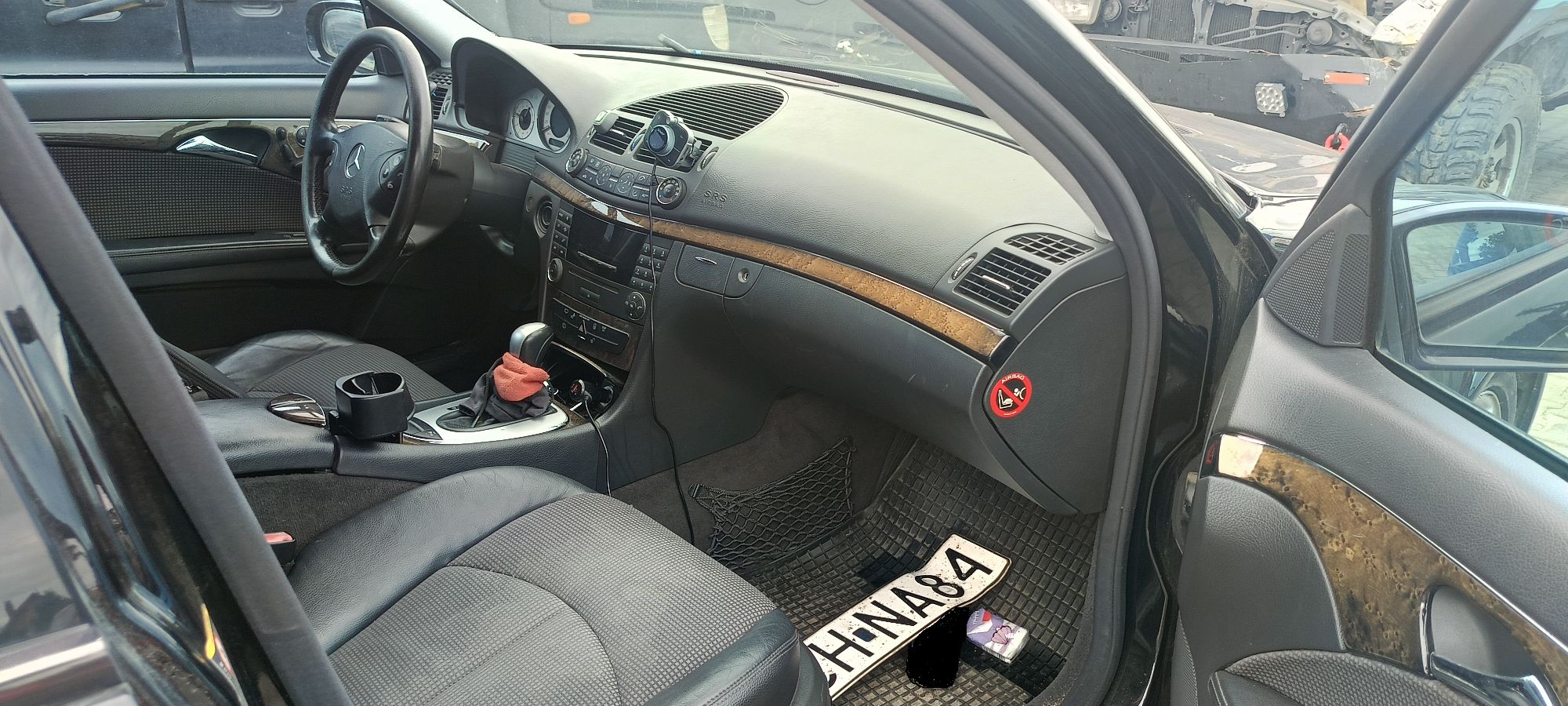 wnętrze granatowego Mercedesa E320 CDI, z widocznymi śladami użytkowania