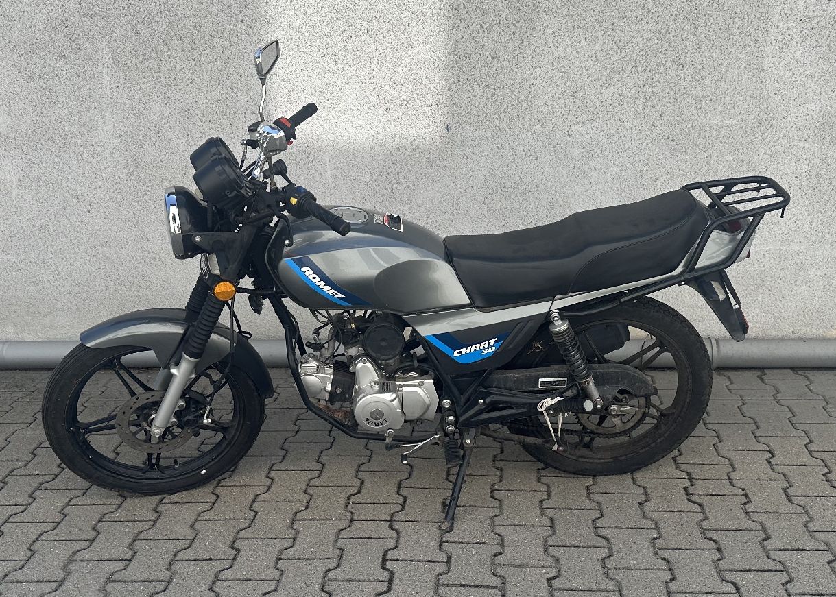 Przedmiot sprzedaży: motorower Romet Chart 50 (2023). Bez kluczyka i dowodu rejestracyjnego, ślady użytkowania.